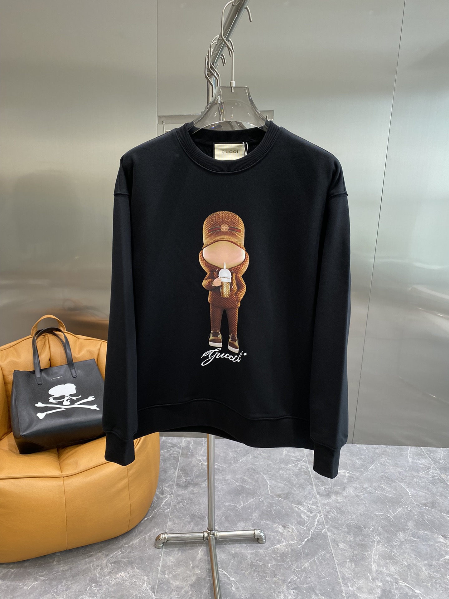 💰💰245💥 GUCCI 古驰 新款潮流经典卫衣，精致裁剪，高品质工艺！采用定织定染纯棉面料420克左右纯棉卫衣面料！图案进口数码印花工艺，耐穿耐洗久穿不变型，微阔百搭男女同款。颜色：黑色 米白。码数：XS S M L