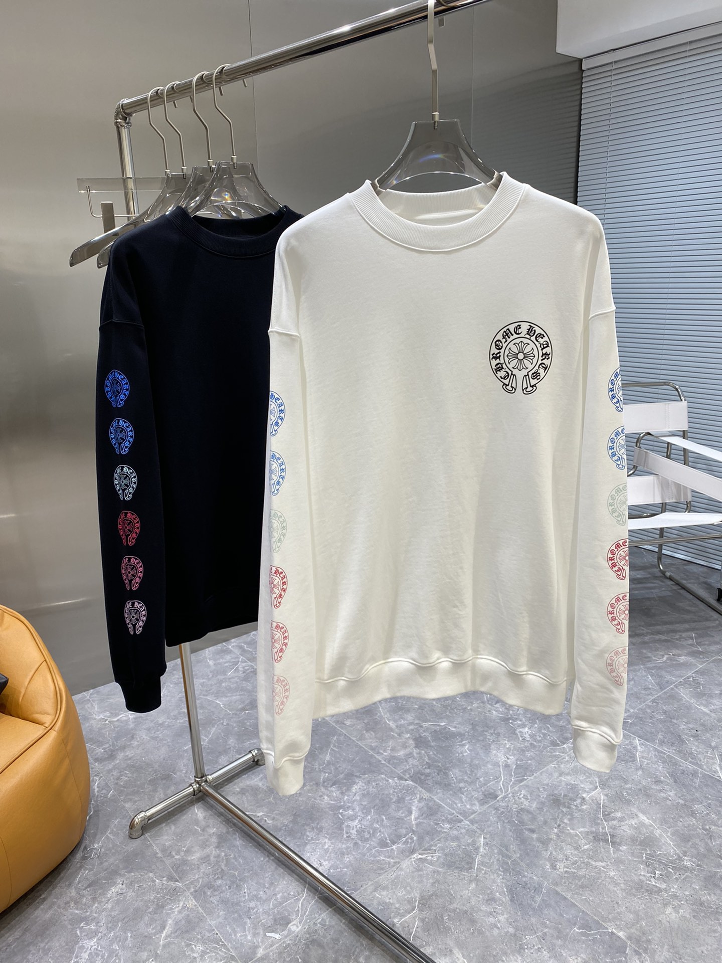 💰💰245💥 Chrome Hearts 克洛心 新款潮流经典卫衣，精致裁剪，高品质工艺！采用定织定染纯棉面料420克左右纯棉卫衣面料！图案进口数码印花工艺，耐穿耐洗久穿不变型，微阔百搭男女同款。颜色：黑色 米白。码数：XS S M L