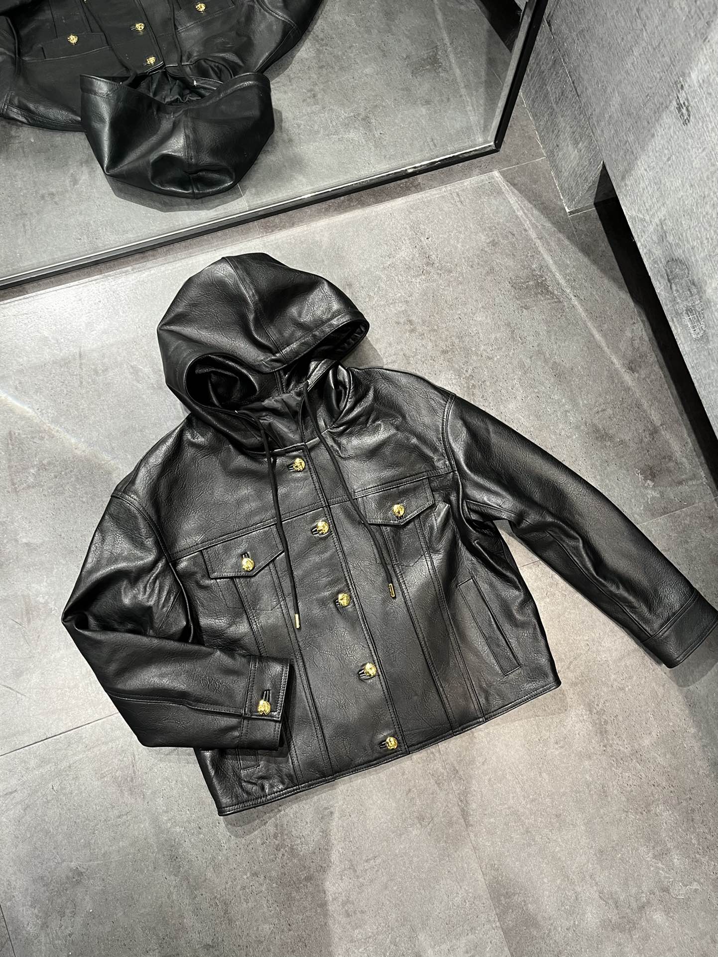 NO:742692,,Celine pebbled sheepskin hat jacket, loose fit. The inside of the hat is also sheepskin, 1:1 hardware and lining, very textured. Size reference S-19860909,Celine荔枝纹羊皮带帽外套,宽松版型.帽子里面也是羊皮,1:1五金和里布,非常有质感 尺寸参考S- Xl,宽松版型.,赛琳-服装,celine,celine,jackets & coats,sheepskin,hats,,Women's clothing