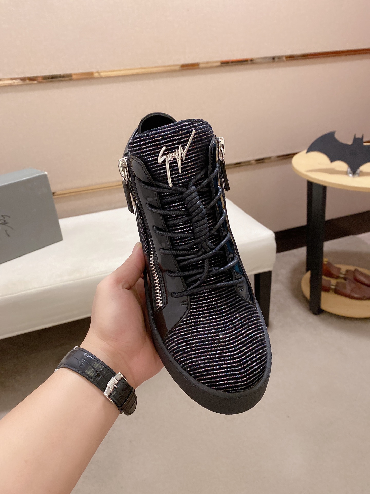 PRECIO DE FÁBRICA 320GIUSEPPE ZANOTTI / Giuseppe Zanotti, nacido en el famoso reino de lujo de Itali