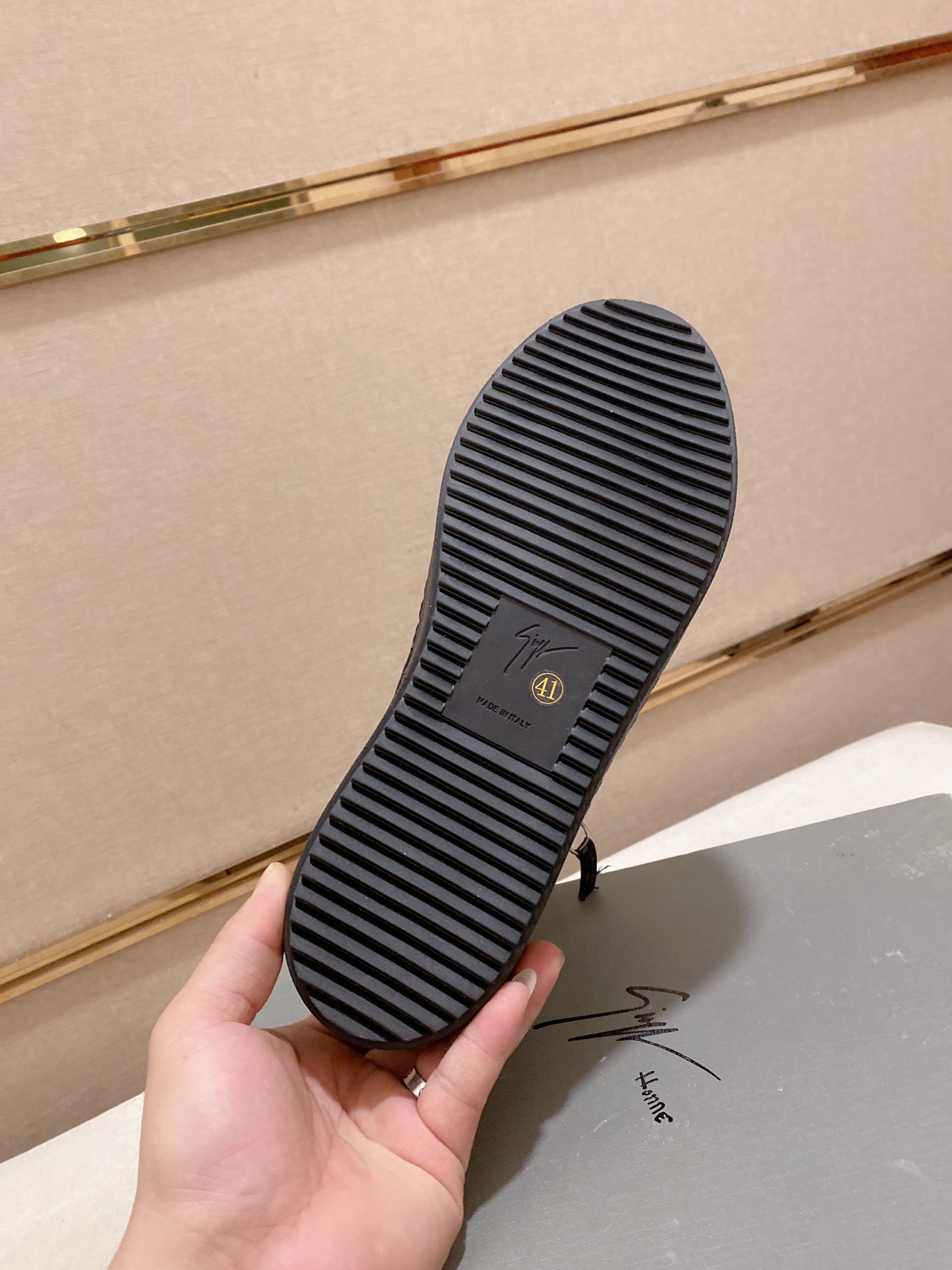 PRECIO DE FÁBRICA 320GIUSEPPE ZANOTTI / Giuseppe Zanotti, nacido en el famoso reino de lujo de Itali