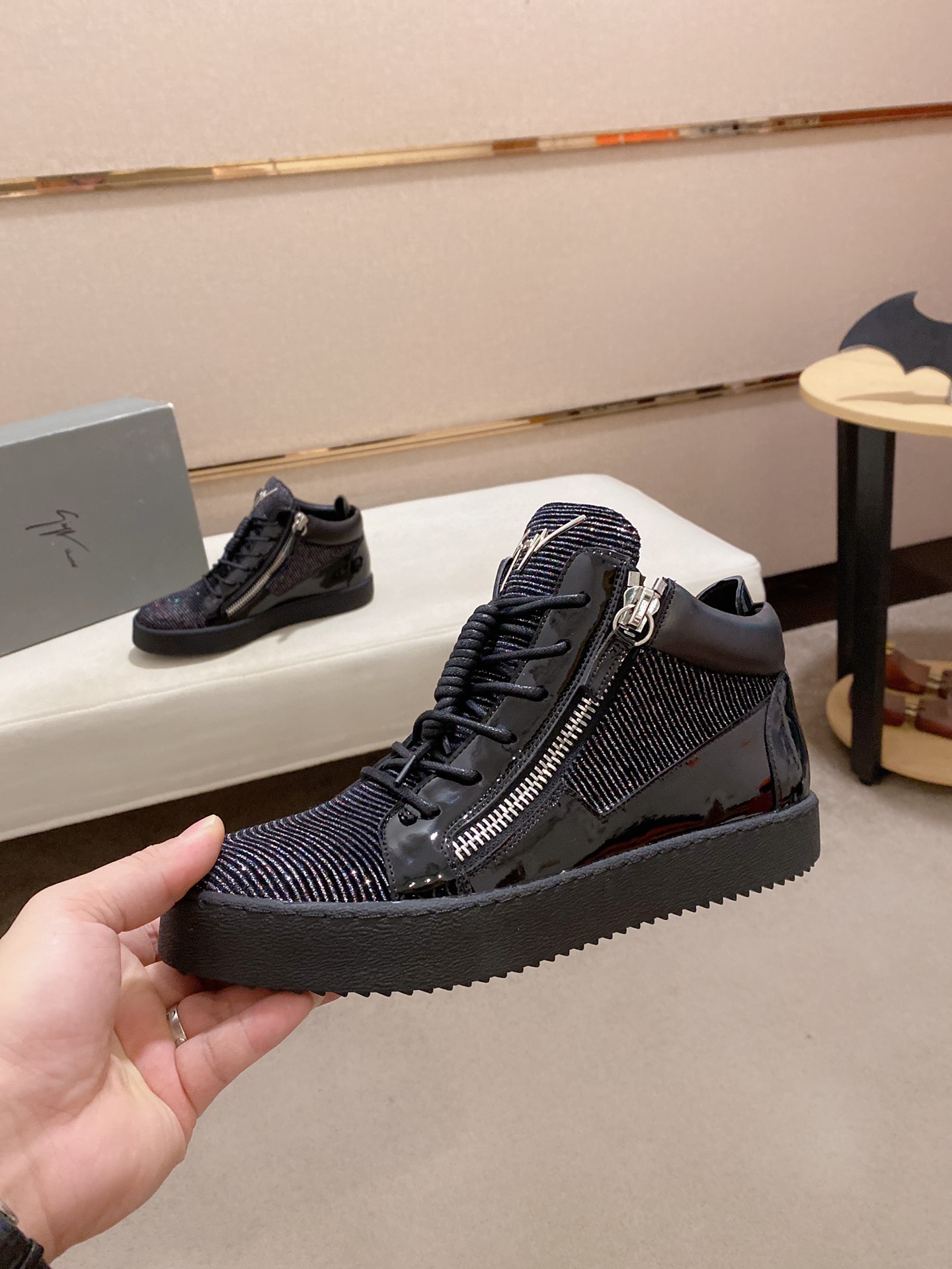 PRECIO DE FÁBRICA 320GIUSEPPE ZANOTTI / Giuseppe Zanotti, nacido en el famoso reino de lujo de Itali