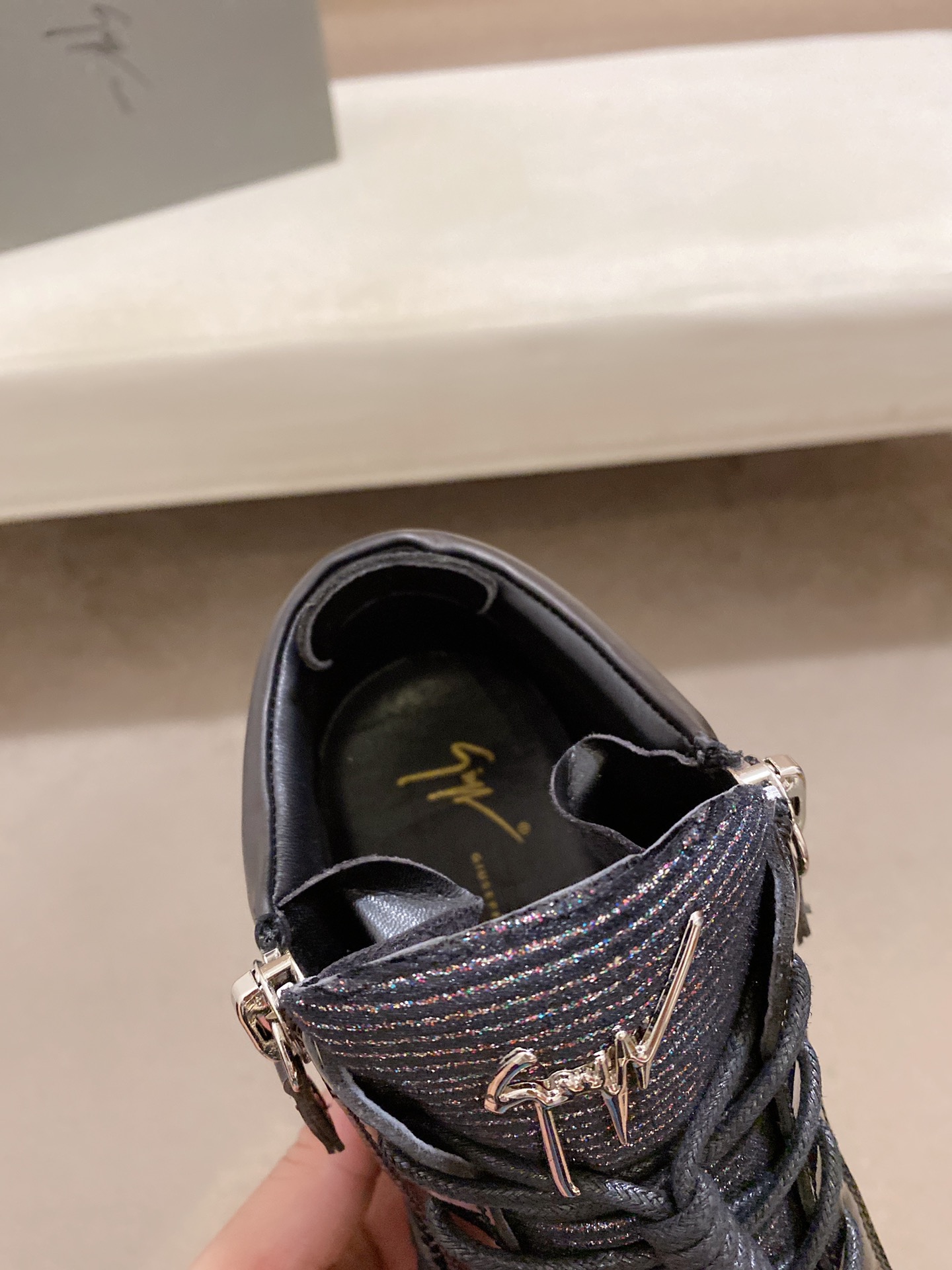PRECIO DE FÁBRICA 320GIUSEPPE ZANOTTI / Giuseppe Zanotti, nacido en el famoso reino de lujo de Itali