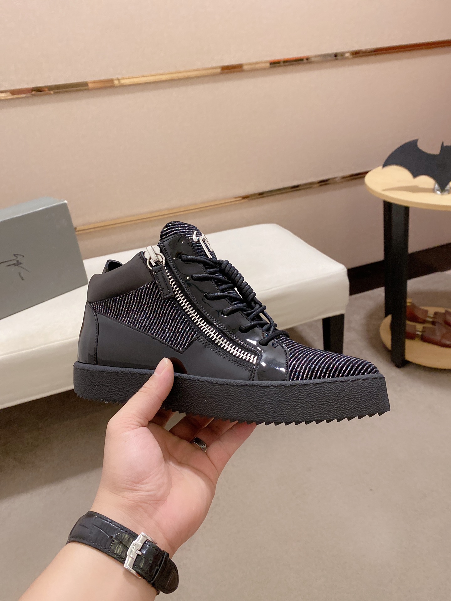 PRECIO DE FÁBRICA 320GIUSEPPE ZANOTTI / Giuseppe Zanotti, nacido en el famoso reino de lujo de Itali