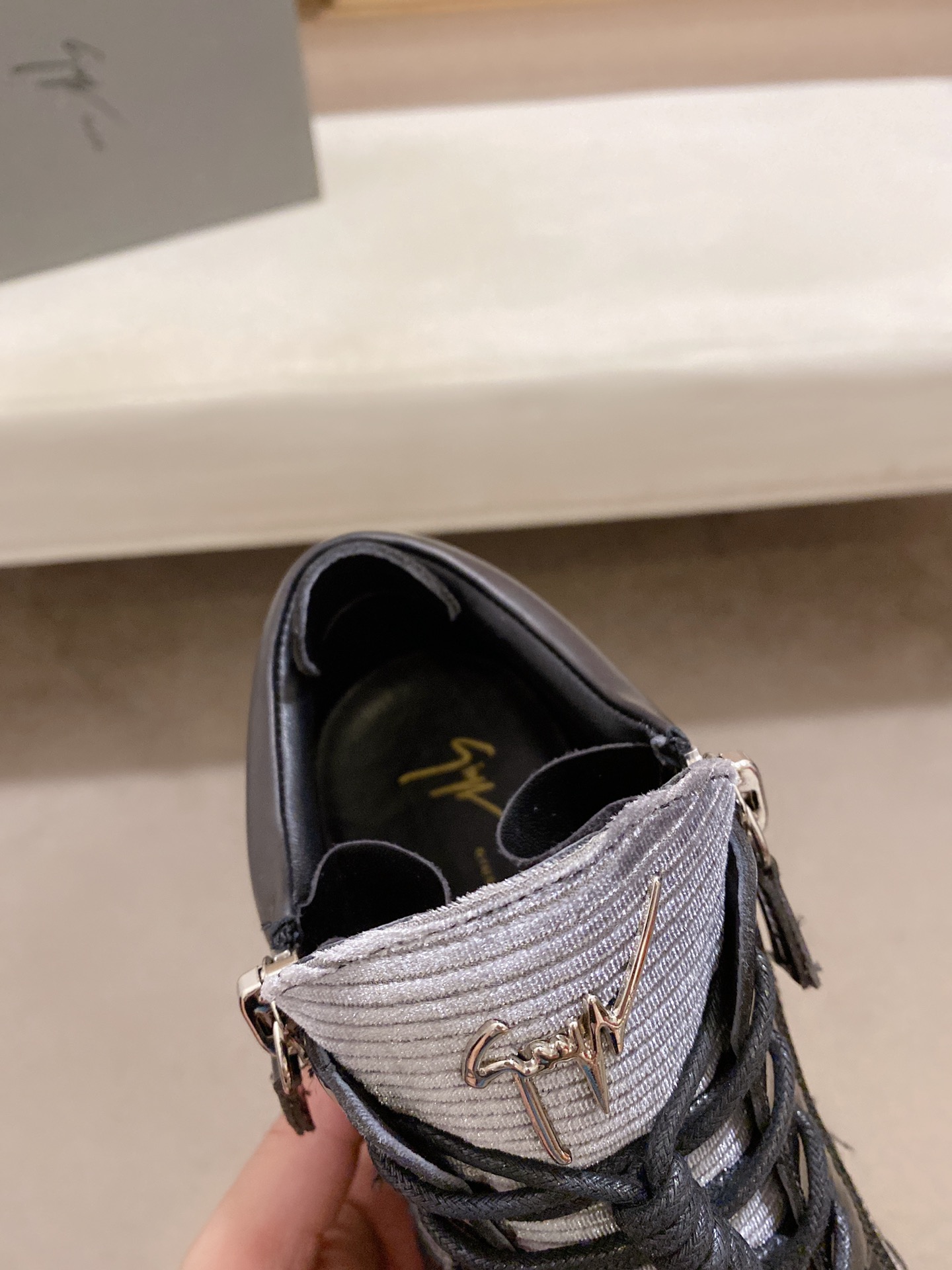 PRECIO DE FÁBRICA 320GIUSEPPE ZANOTTI / Giuseppe Zanotti, nacido en el famoso reino de lujo de Itali