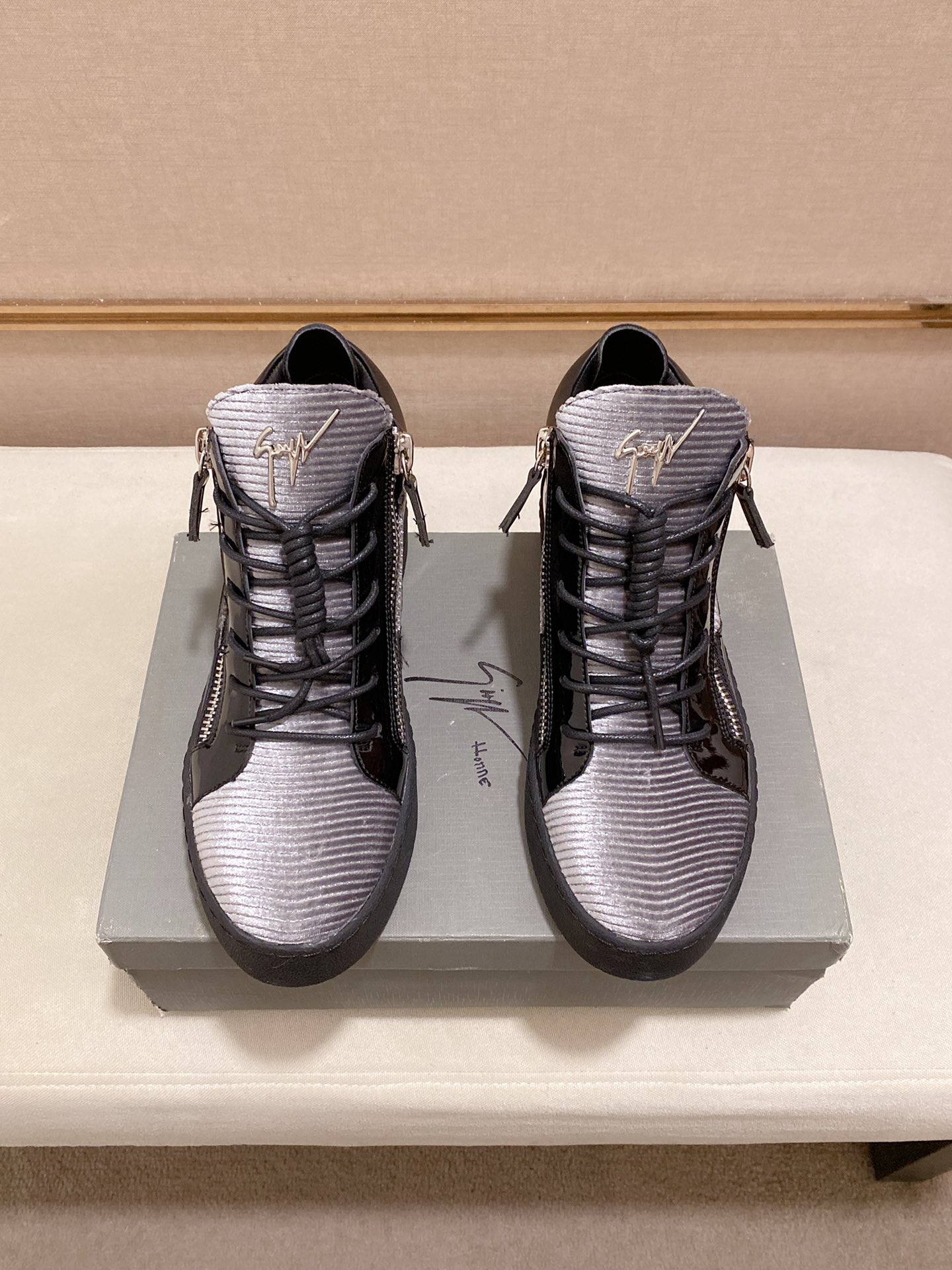 PRECIO DE FÁBRICA 320GIUSEPPE ZANOTTI / Giuseppe Zanotti, nacido en el famoso reino de lujo de Itali