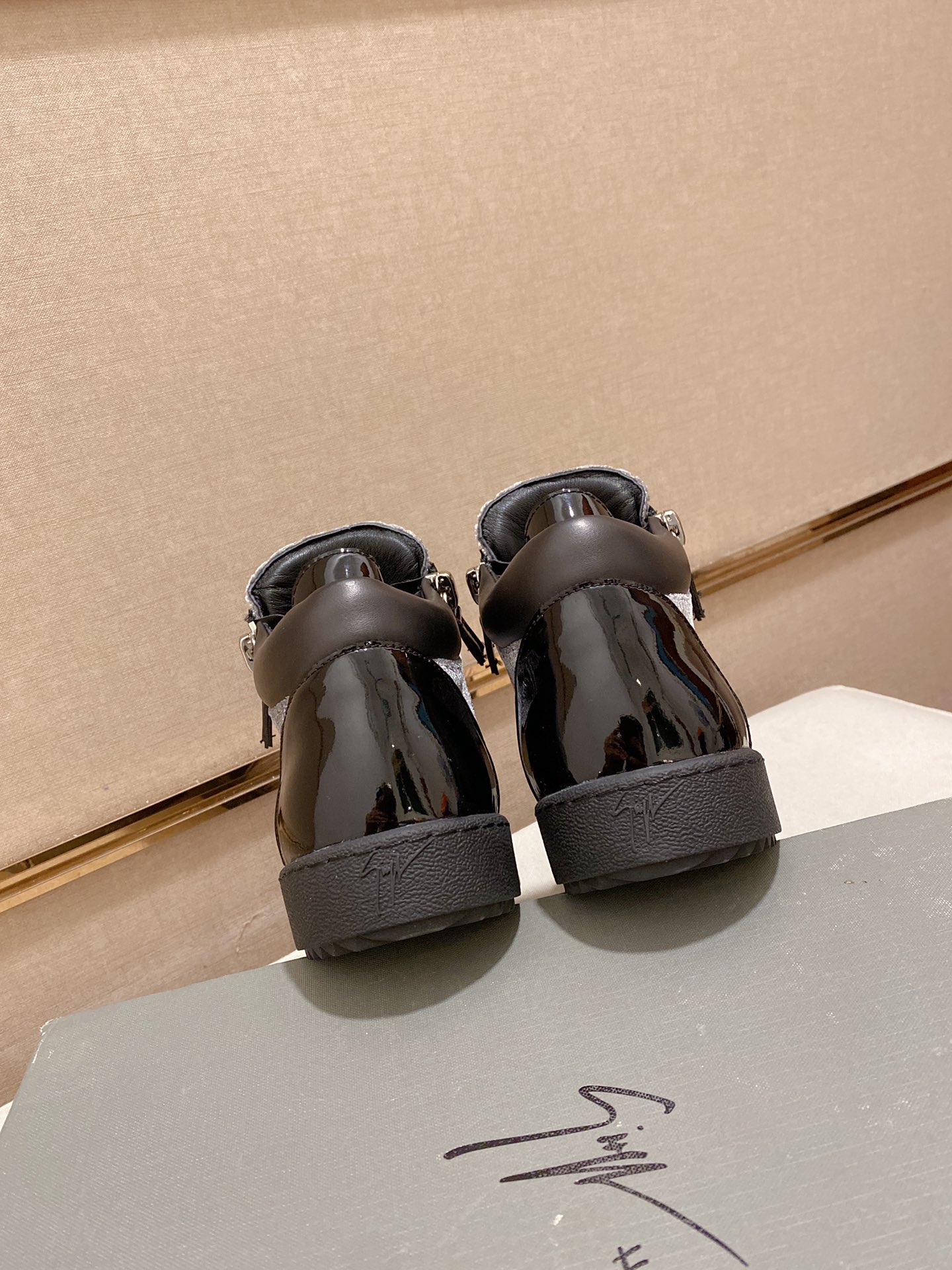 PRECIO DE FÁBRICA 320GIUSEPPE ZANOTTI / Giuseppe Zanotti, nacido en el famoso reino de lujo de Itali
