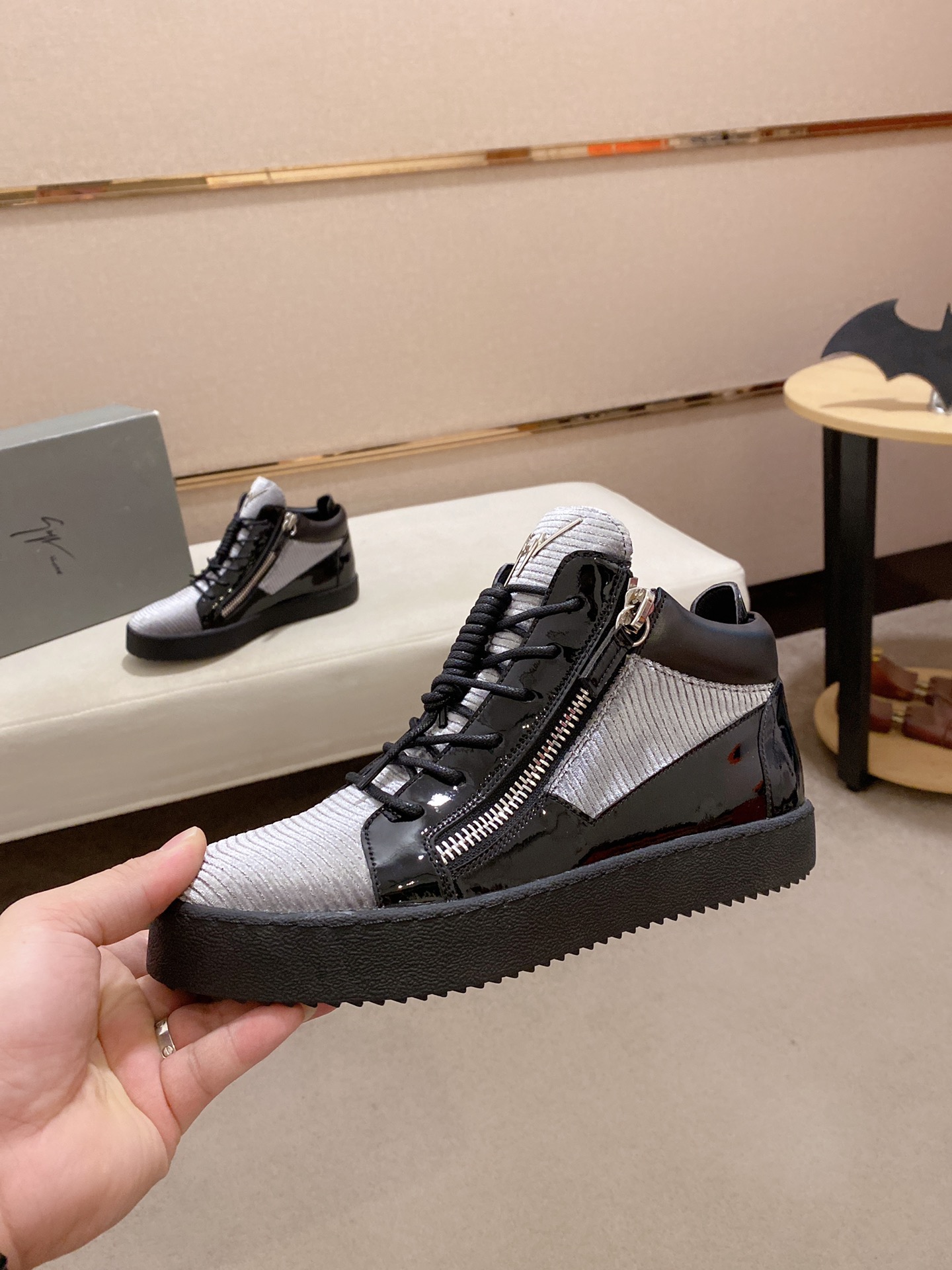 PRECIO DE FÁBRICA 320GIUSEPPE ZANOTTI / Giuseppe Zanotti, nacido en el famoso reino de lujo de Itali