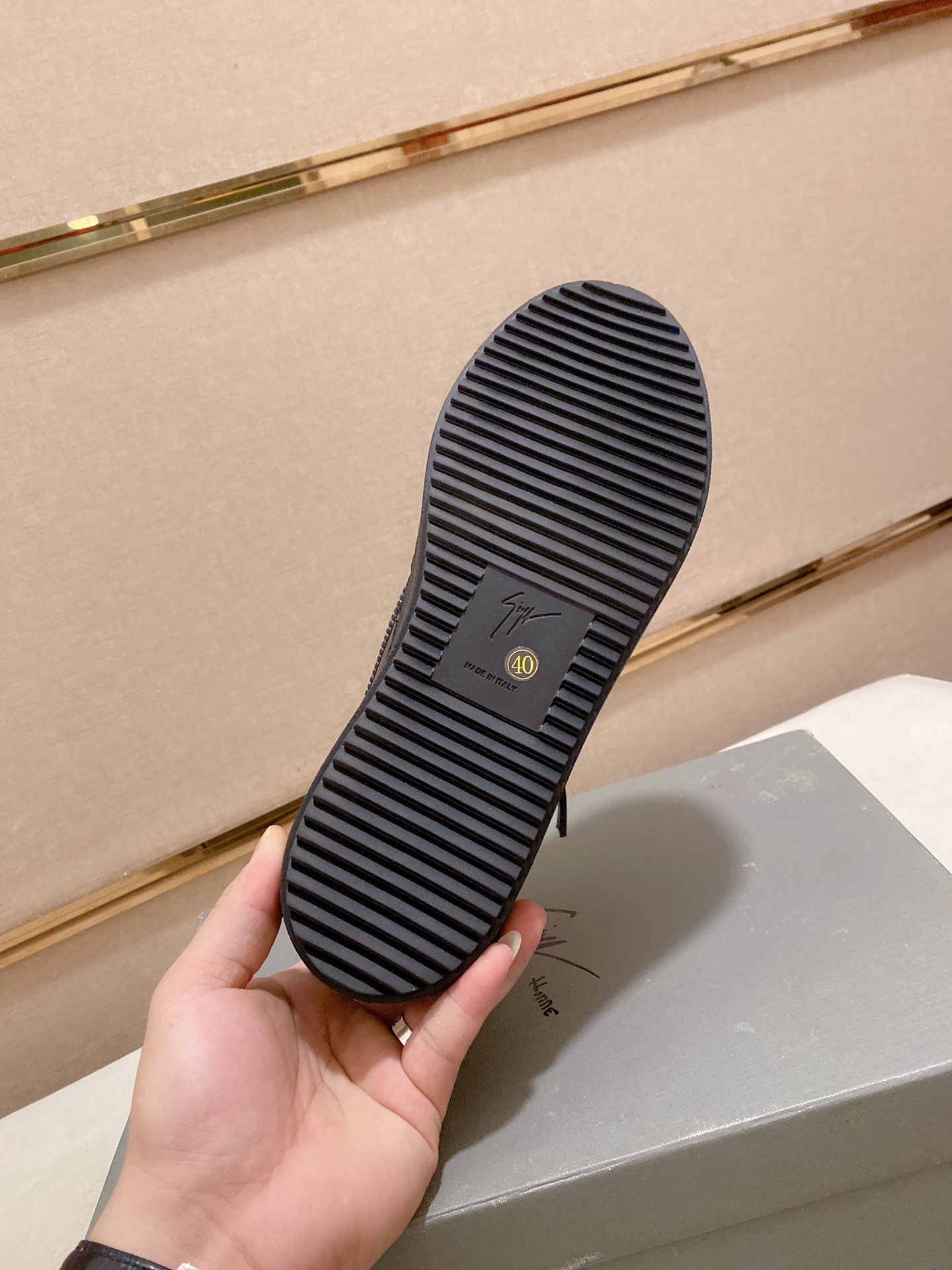 PRECIO DE FÁBRICA 280GIUSEPPE ZANOTTI / Giuseppe Zanotti, nacido en el famoso reino de lujo de Itali