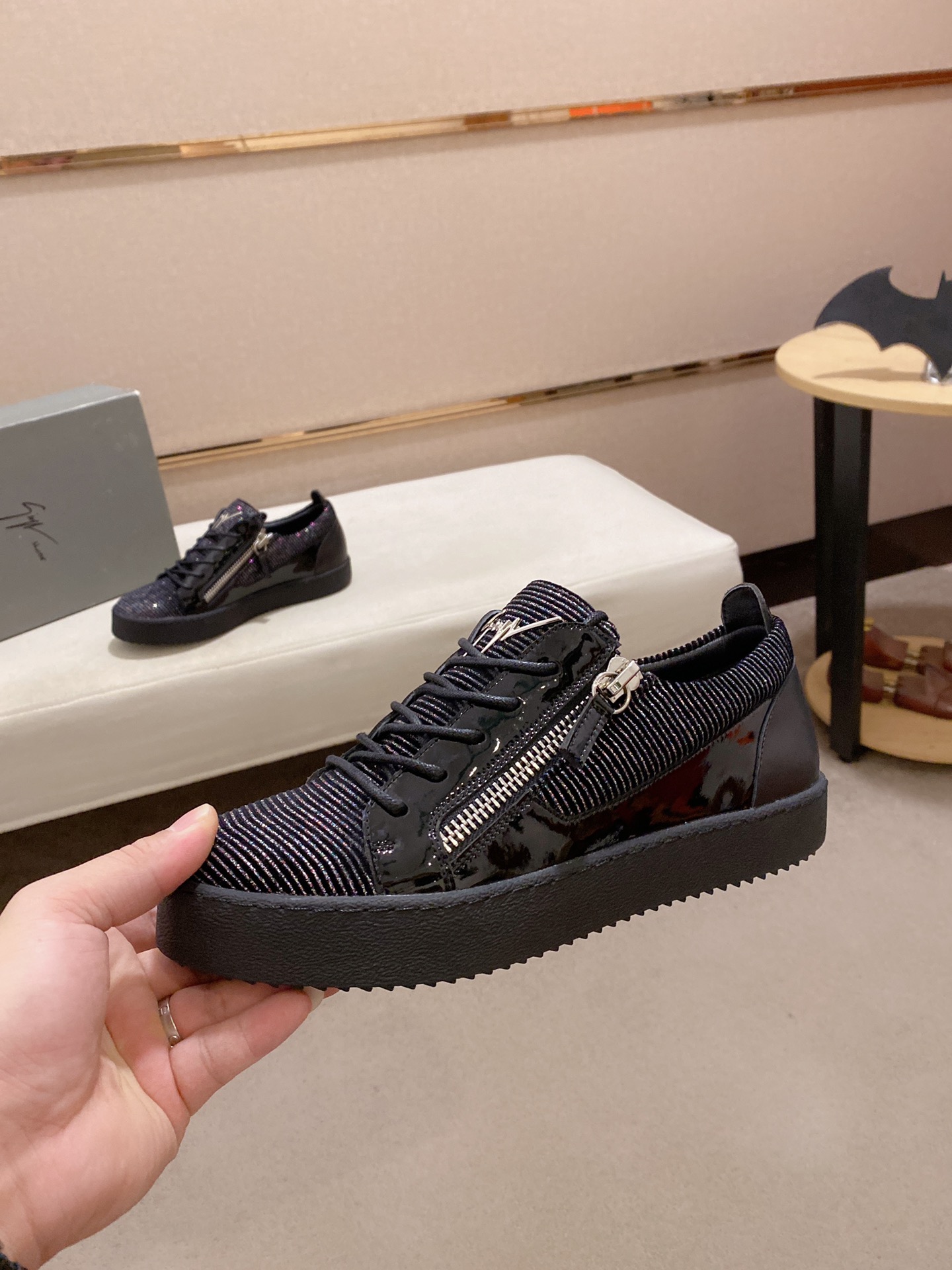 PRECIO DE FÁBRICA 280GIUSEPPE ZANOTTI / Giuseppe Zanotti, nacido en el famoso reino de lujo de Itali