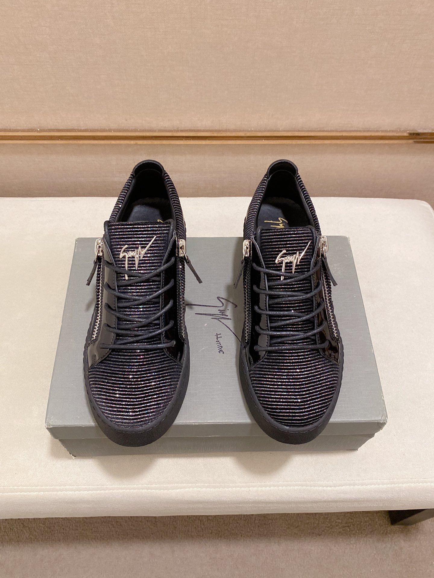 PRECIO DE FÁBRICA 280GIUSEPPE ZANOTTI / Giuseppe Zanotti, nacido en el famoso reino de lujo de Itali