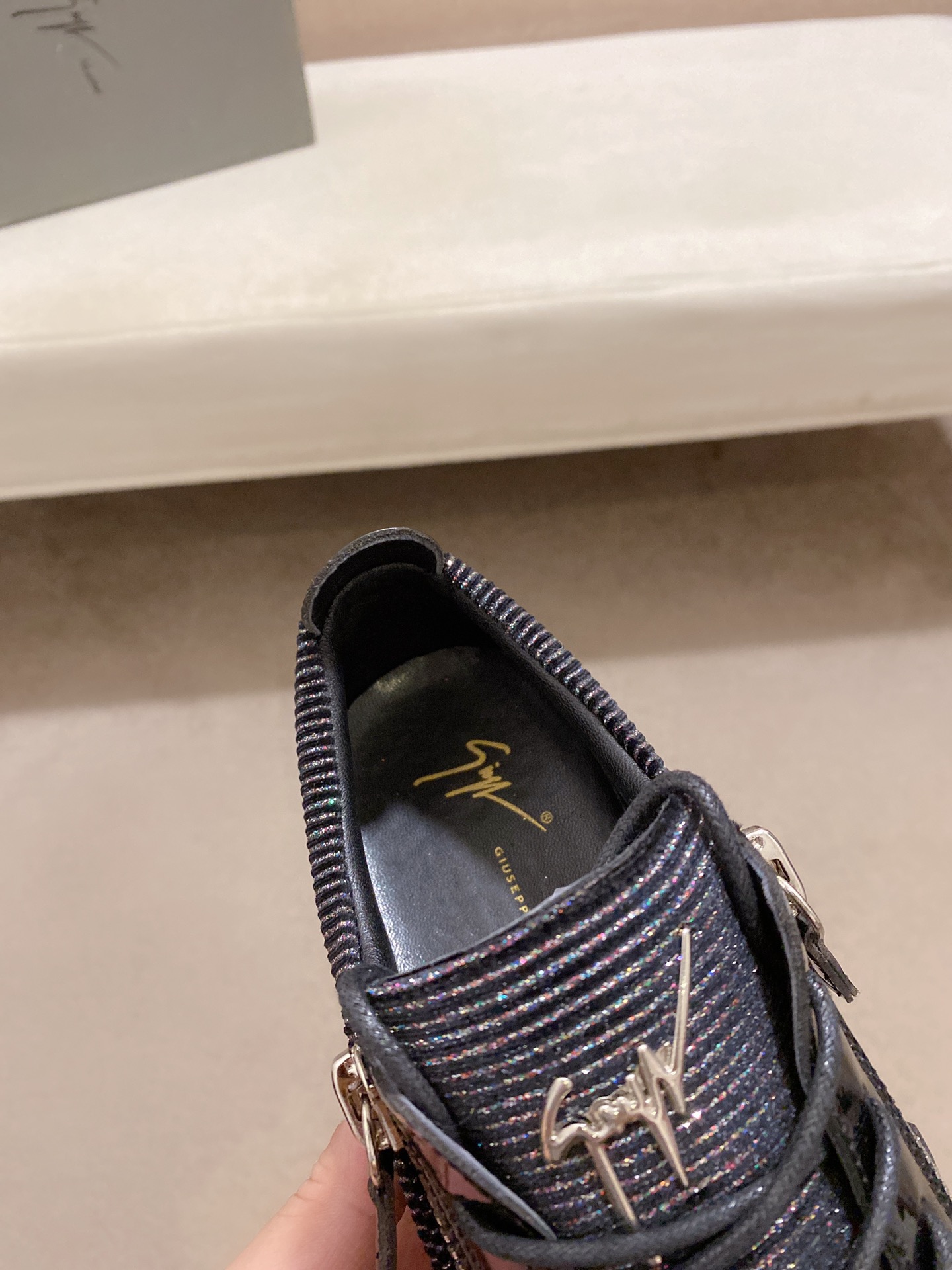 PRECIO DE FÁBRICA 280GIUSEPPE ZANOTTI / Giuseppe Zanotti, nacido en el famoso reino de lujo de Itali