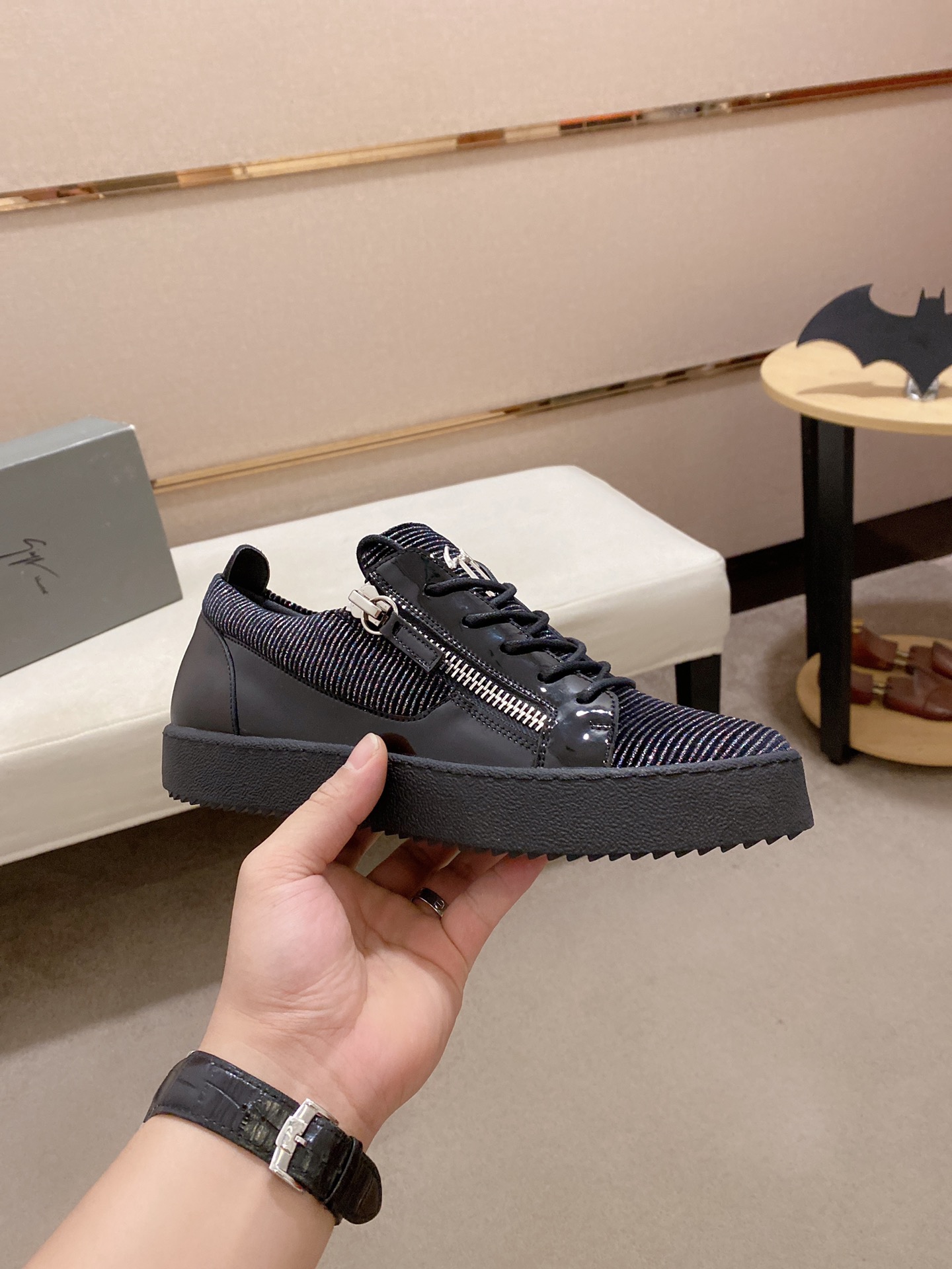 PRECIO DE FÁBRICA 280GIUSEPPE ZANOTTI / Giuseppe Zanotti, nacido en el famoso reino de lujo de Itali
