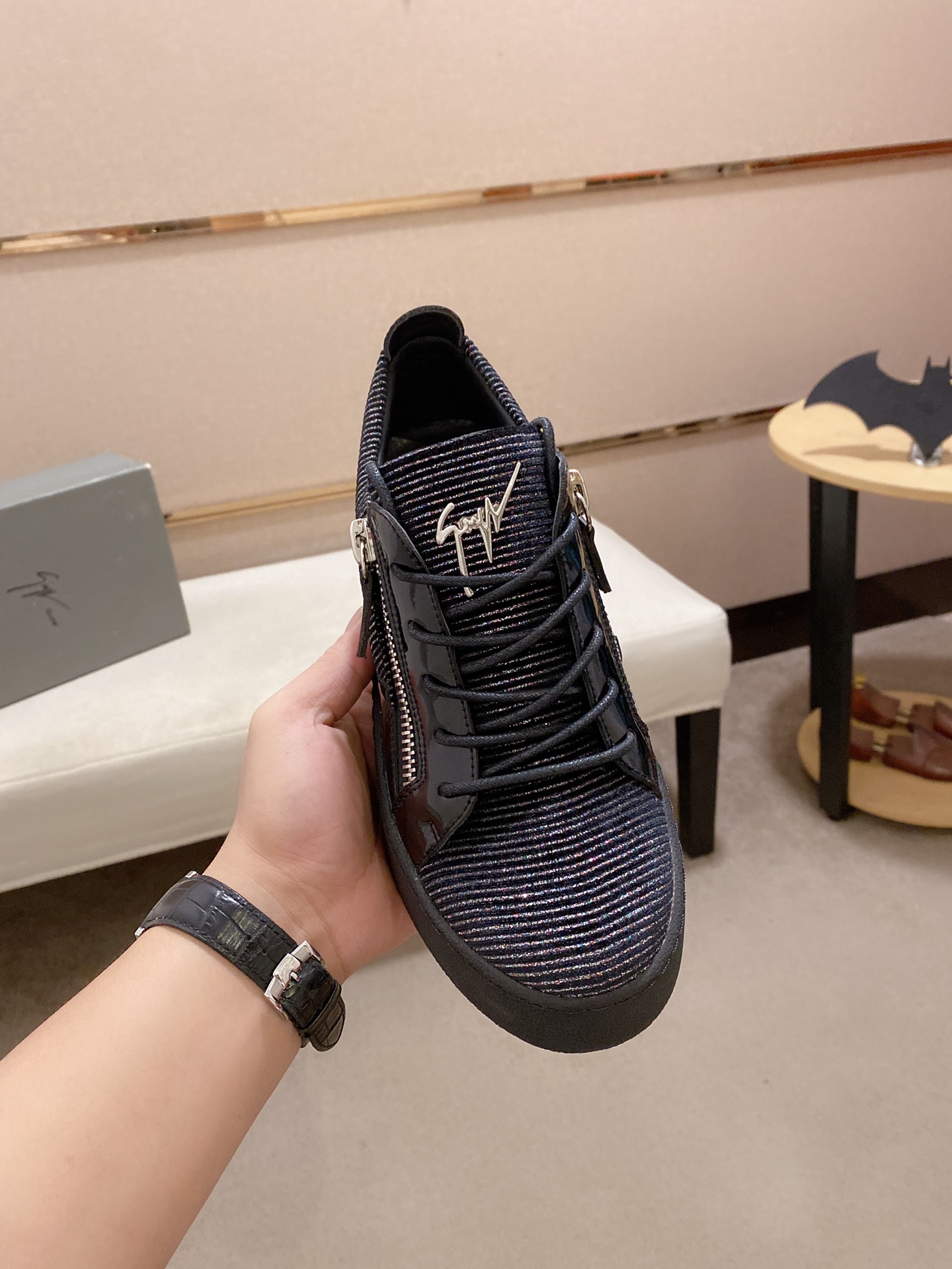 PRECIO DE FÁBRICA 280GIUSEPPE ZANOTTI / Giuseppe Zanotti, nacido en el famoso reino de lujo de Itali
