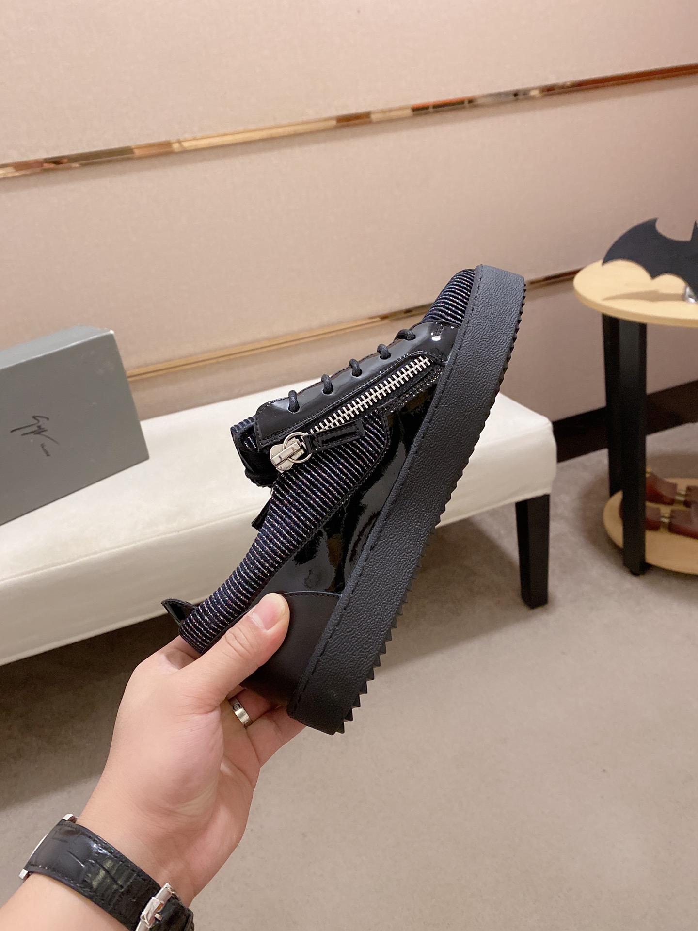 PRECIO DE FÁBRICA 280GIUSEPPE ZANOTTI / Giuseppe Zanotti, nacido en el famoso reino de lujo de Itali