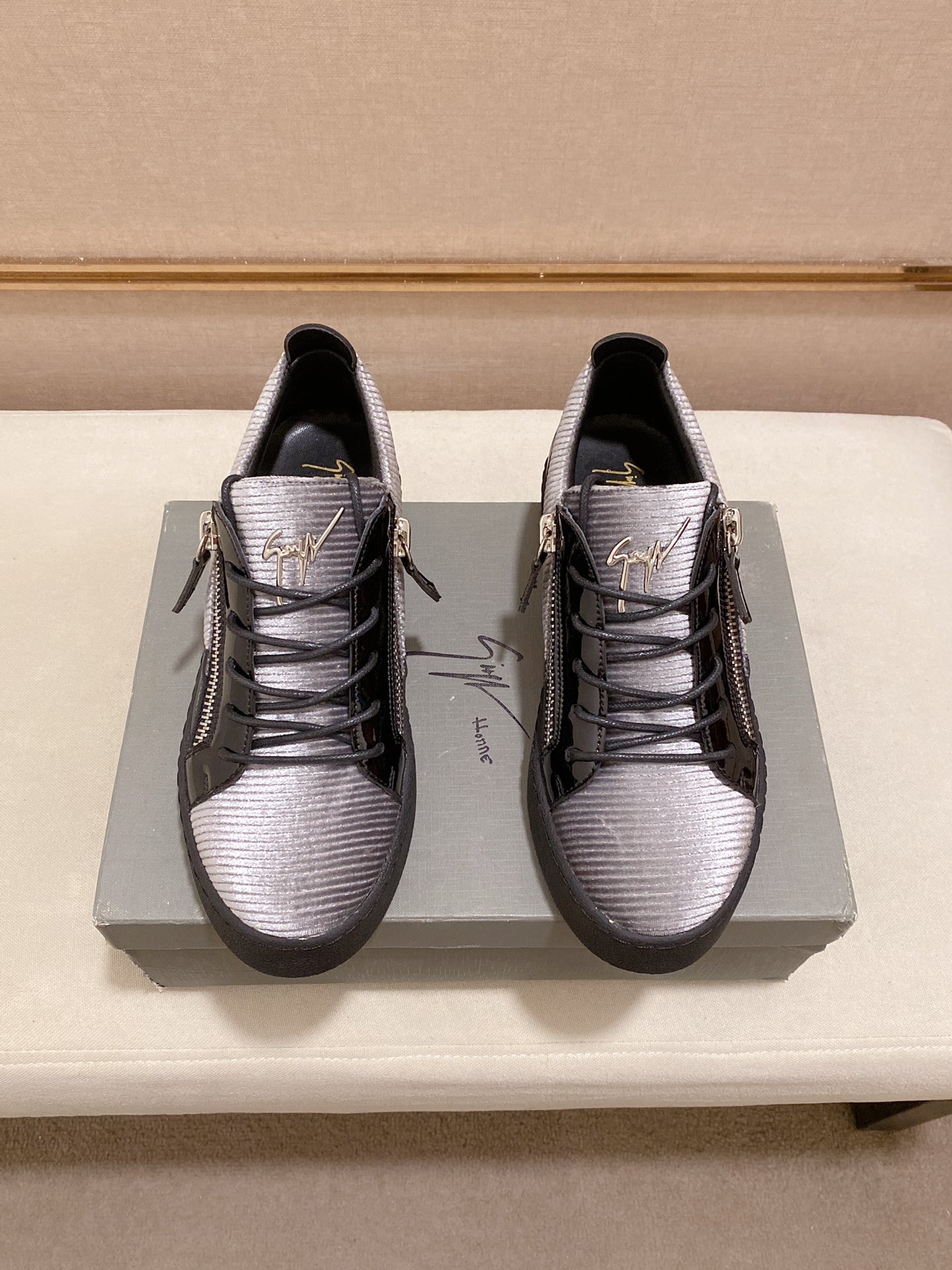 PRECIO DE FÁBRICA 280GIUSEPPE ZANOTTI / Giuseppe Zanotti, nacido en el famoso reino de lujo de Itali