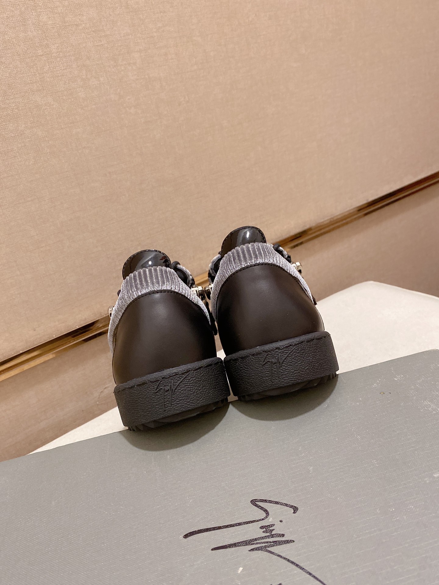 PRECIO DE FÁBRICA 280GIUSEPPE ZANOTTI / Giuseppe Zanotti, nacido en el famoso reino de lujo de Itali
