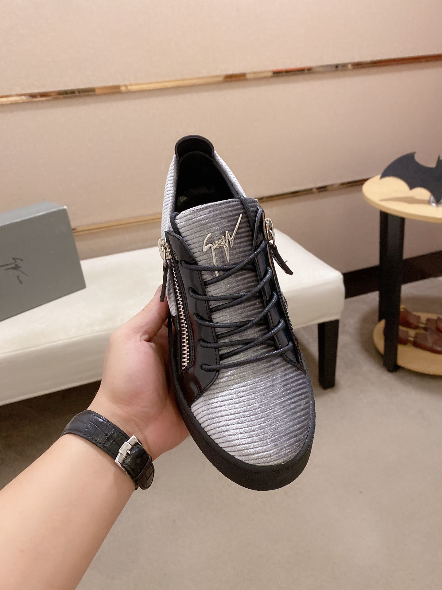 PRECIO DE FÁBRICA 280GIUSEPPE ZANOTTI / Giuseppe Zanotti, nacido en el famoso reino de lujo de Itali