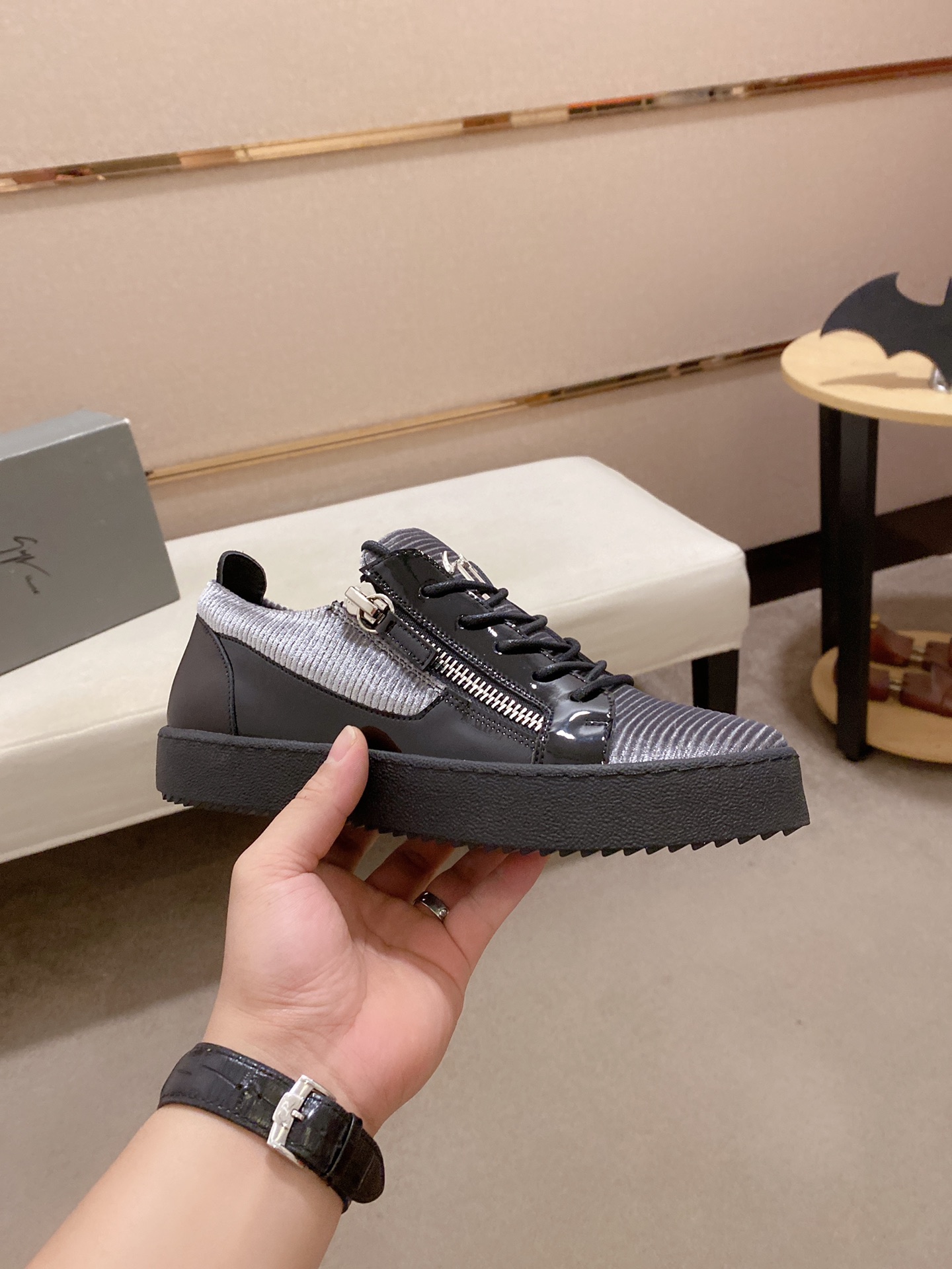 PRECIO DE FÁBRICA 280GIUSEPPE ZANOTTI / Giuseppe Zanotti, nacido en el famoso reino de lujo de Itali