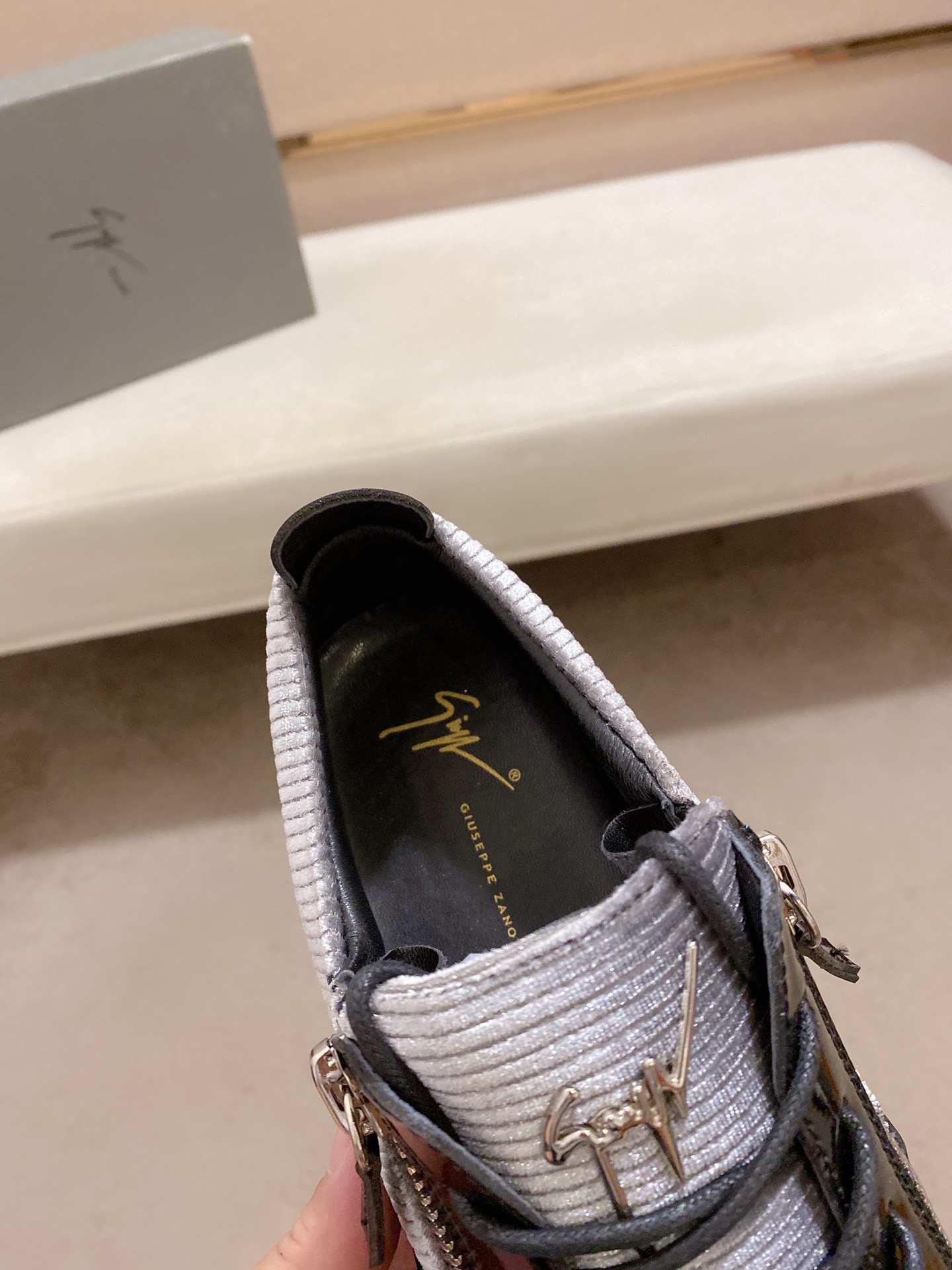 PRECIO DE FÁBRICA 280GIUSEPPE ZANOTTI / Giuseppe Zanotti, nacido en el famoso reino de lujo de Itali