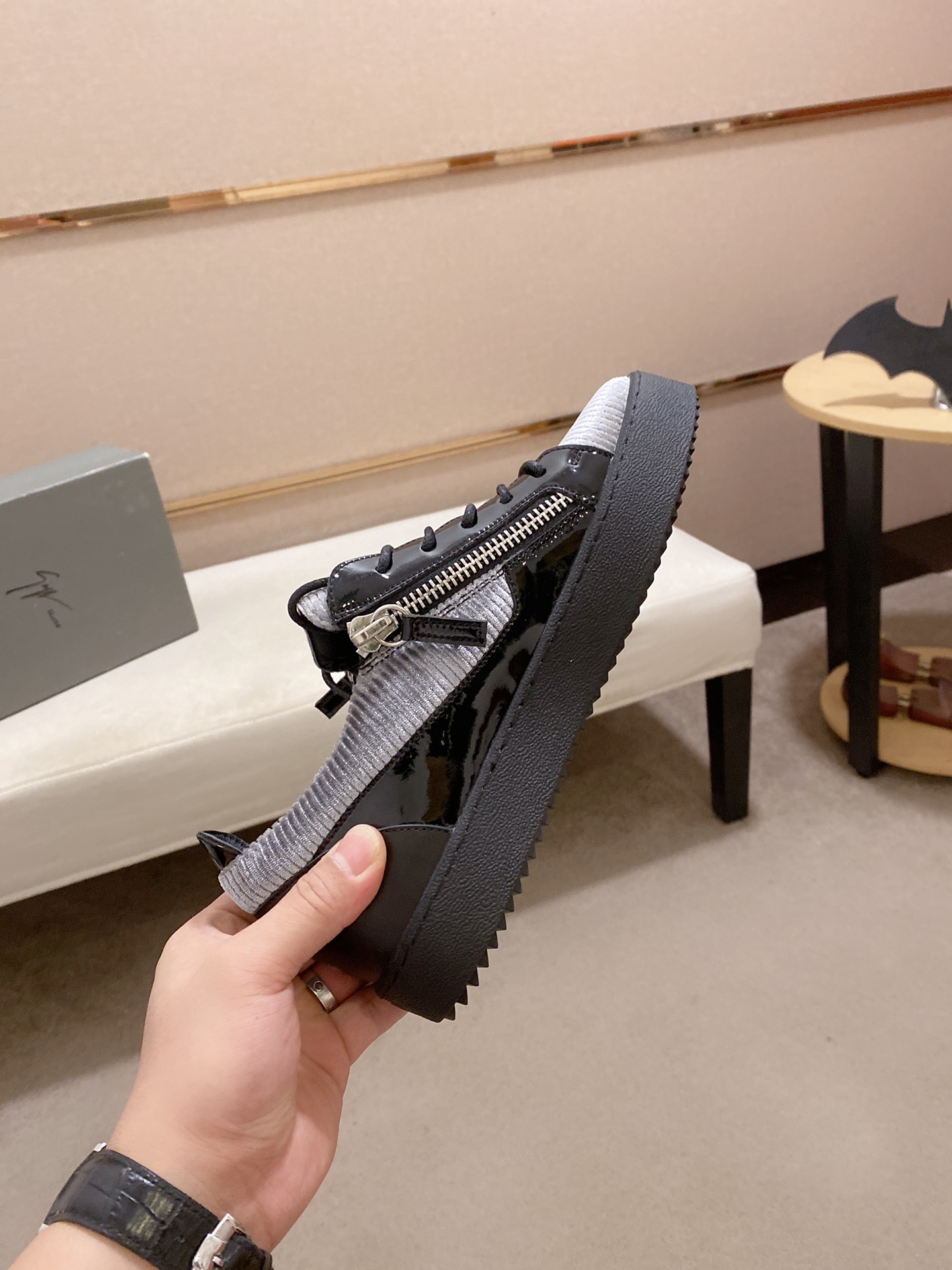 PRECIO DE FÁBRICA 280GIUSEPPE ZANOTTI / Giuseppe Zanotti, nacido en el famoso reino de lujo de Itali