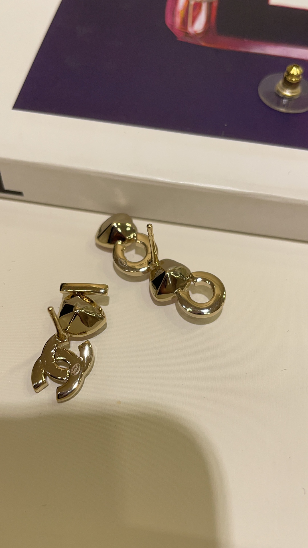 NO:633040,88160, today’s new product has been waiting for a long time. 22B new asymmetrical AB style letter pink love diamond double C earrings. The asymmetric design is super cool. Suitable for sweet girls and hot girls. It has the classic elements of coco and double C. It is worth collecting ~ Exclusively purchased from yb customization. Know-how Bai Fumeilai. Brass material. Swarovski white diamonds. Heart customized crystal. Earrings with packaging box, Cardia high-end jewelry.1986090988160,今日新品久等啦 22B新款不对称AB款字母粉色爱心钻双C耳钉 不对称设计超酷 甜妹辣妹都适合 有coco和双C的经典元素 值得收藏～ 独家购入yb定制 懂货白富美来 黄铜材质 施华洛钻白钻 桃心定制水晶 耳钉带包装盒,,卡迪亚高端饰品,Jewelry