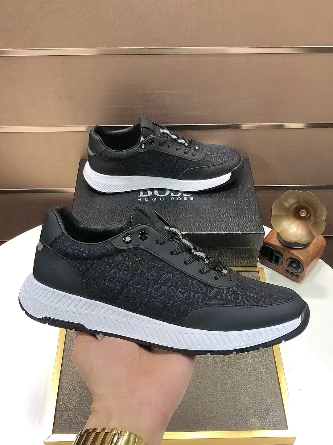 I5 BOSS最新休闲男鞋,欢迎1:1对比,爆单款BOSS香港专柜休闲鞋,专柜品质,验货,优质做工,鞋面采用意大利进口胎牛皮拼接布料进口透气羊皮内里,原版时尚运动大底 ,休闲时尚,高端品质,码数：38-45 45定制