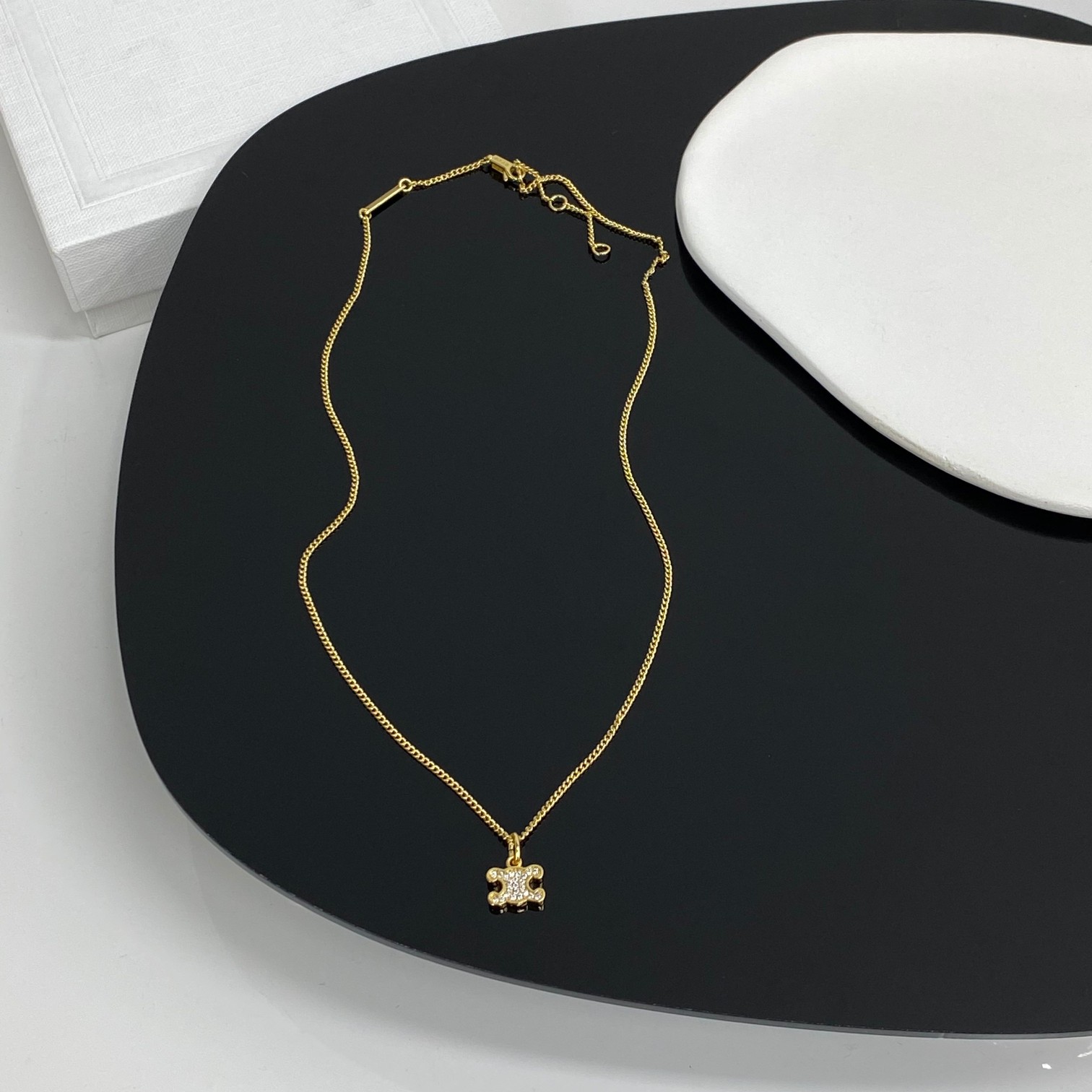NO:113700,Arc de Triomphe Necklace C home accessories really bring minimalist and advanced to the extreme~ The simple and clean Arc de Triomphe logo is gentle and high-end, it is very nice to wear and wear, and it is beautiful no matter how you wear it. Model number 3378 M16818 The total length of the size is 46cm, jewelry quality, chanel, necklace19860909凯旋门项链 C家饰品真的把极简的高级发挥到极致～简单干净的凯旋门标志温柔又高级,就是很哇塞叠戴更加分,怎么搭都很美 款号3378 M16818 尺寸总长度46cm,饰品精品,chanel,necklace,Jewelry