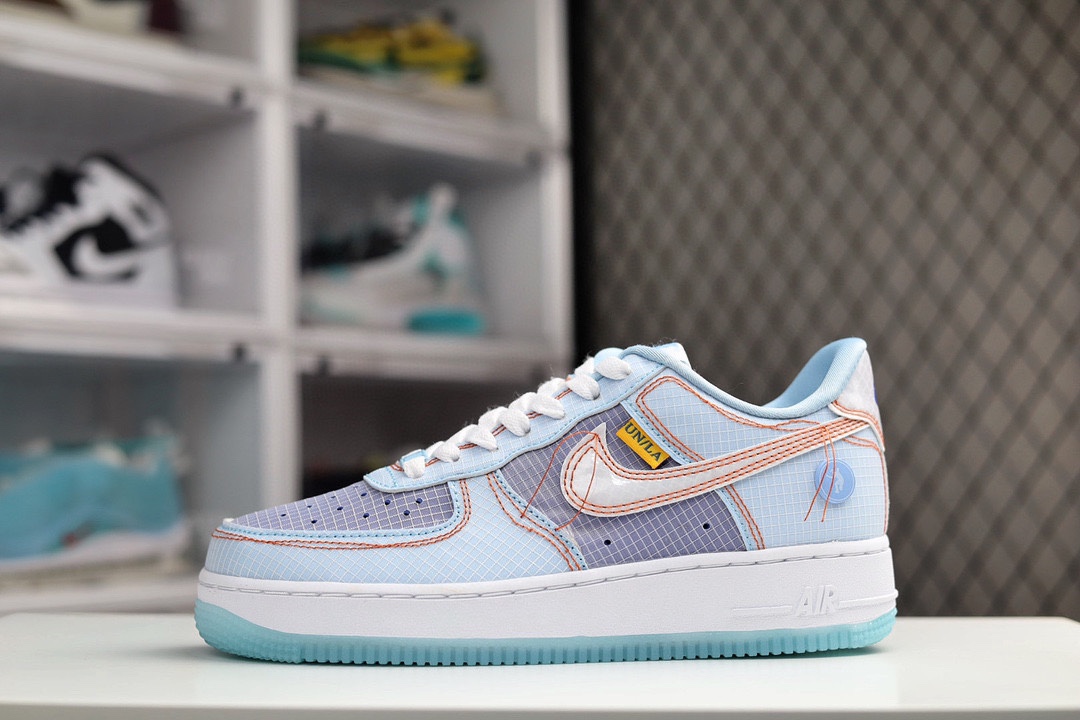 F5 注意：每只鞋上有8条缝线，不能剪掉缝线及网纱，剪掉后不可退换NK Air Force 1 空军一号 湖水蓝网纱鞋身采用半透明蝉翼材质替代传统的皮革面料方格纹理充满鞋面，算是这次联名最大的改动。Swoosh 上方加入黄色 UN\/LA 的标签，后跟外侧与前掌外底均点缀 Union Frontman 标志，彰显专属联名身份