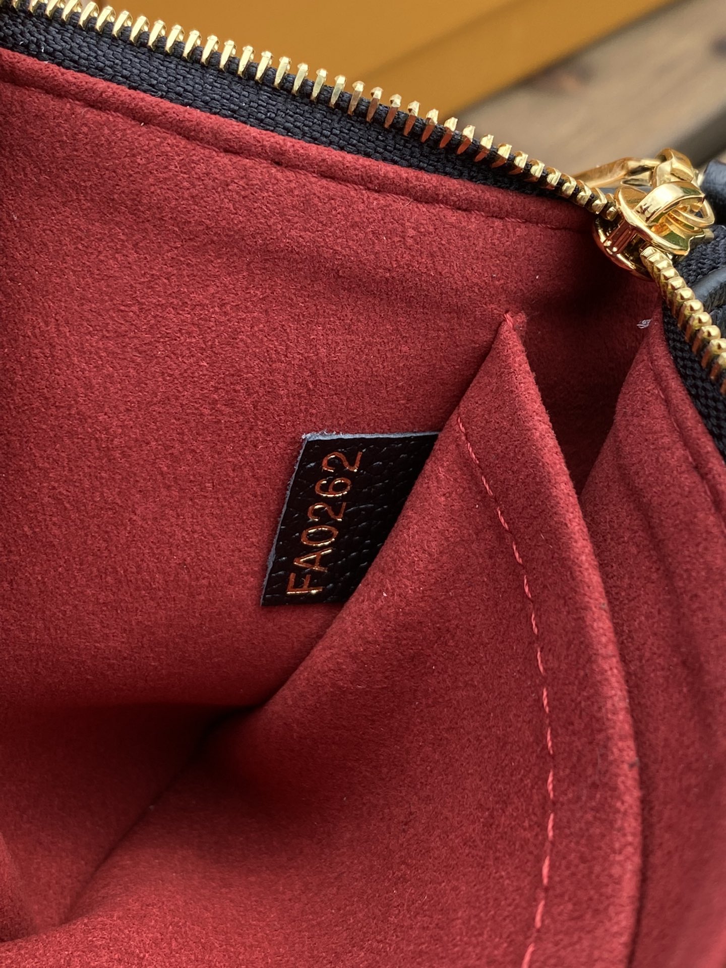 🌼 m45777尺寸25.5×14.5×4.5cm黑底白花搭配奶油色标志性图案，气质百搭海外渠道货Mul