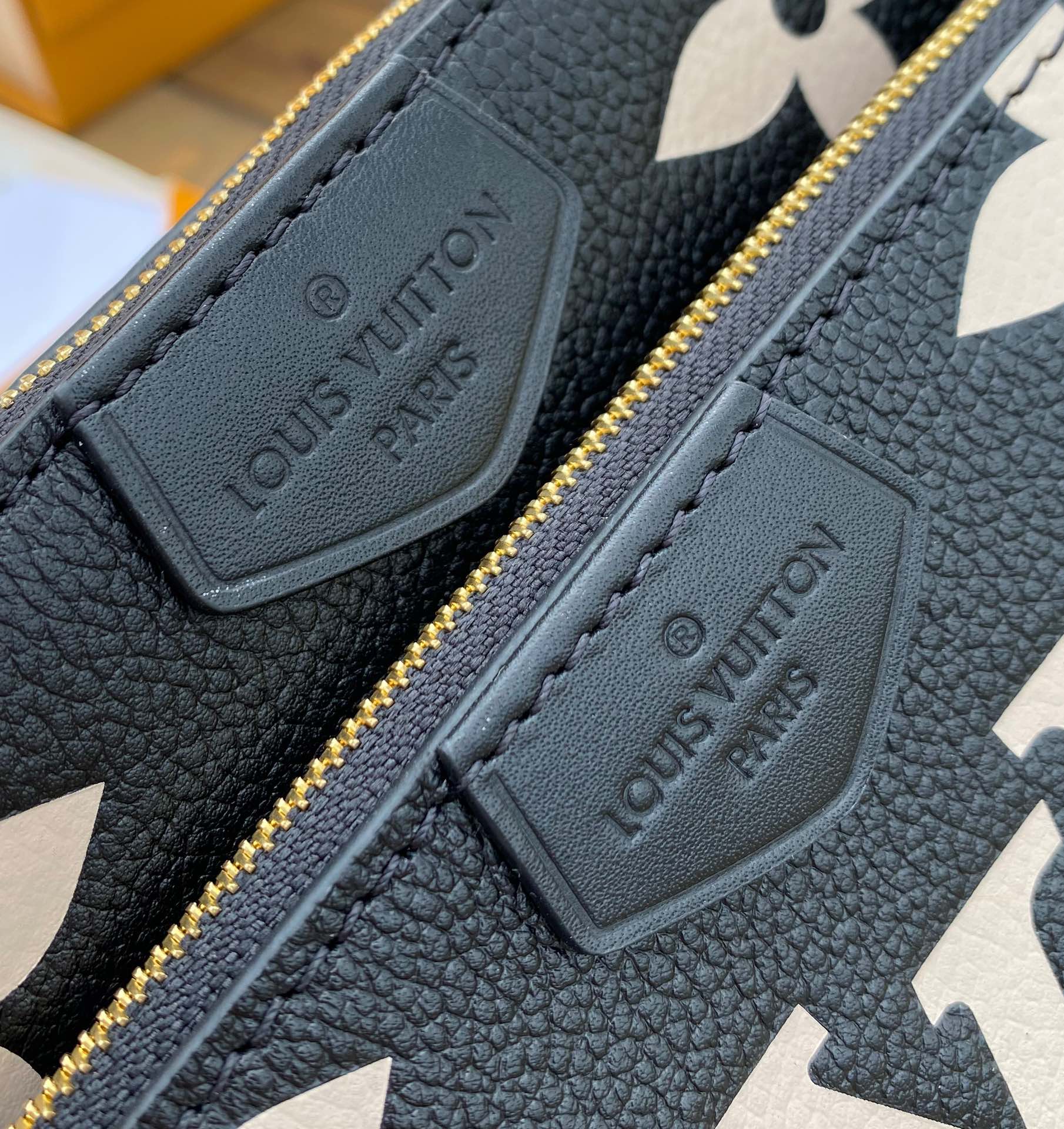 🌼 m45777尺寸25.5×14.5×4.5cm黑底白花搭配奶油色标志性图案，气质百搭海外渠道货Mul