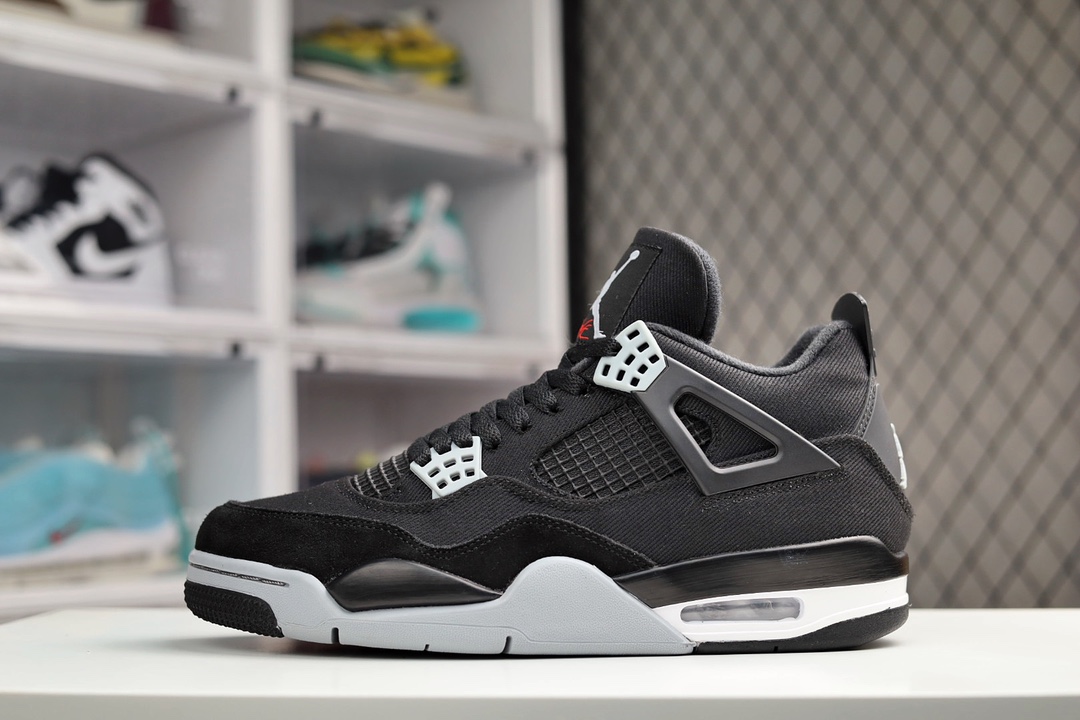 J0   NK Air Jordan 4 Retro”Black Canvas”AJ4代中帮复古休闲运动文化篮球鞋“酷黑丹宁”近日，一款全新Air Jordan 4 “Black Canvas” 惊艳亮相并释出渲染图。整体构色与Carhartt x Eminem x Air Jordan 4颇为相似，采用大面积黑色帆布材质覆盖鞋面。细节处辅以浅灰色和红色点缀，可以轻松适配日常各种穿搭风格。