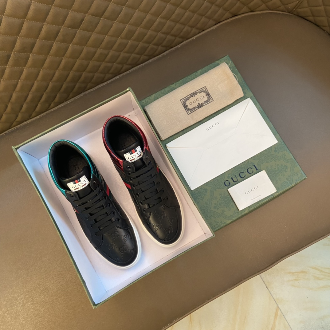 I5  Gucci  古奇 GUCCI～夏季运动风鞋香港原单顶级 精湛工艺 顶级质量高端精品男士潮鞋 英伦时尚风 原版Gucci  古奇 软皮 柔软羊皮里 懒人套脚乐福款 蜜蜂版面 此款面料采用进口顶级柔软羊皮内里适合司机驾车出行 原版防滑耐磨橡胶大底码数 38-44码 45 定做 黑色 白色 可选长期供天猫 淘宝