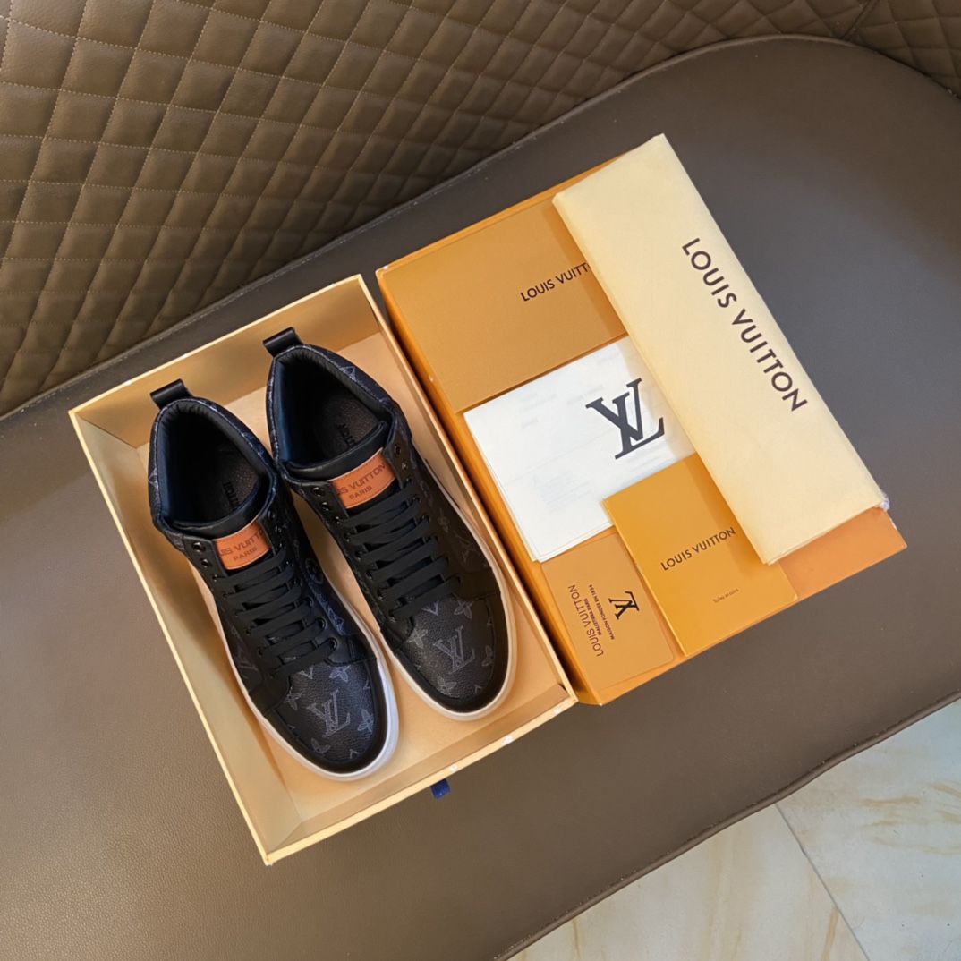 I5 LOUlS VUlTTON 路易威登～独特现休闲风.LV专柜代购休闲鞋 男士2022专柜同步发售,意大利进口品牌精选头层意大利牛皮.牛皮内里 拒绝脱色磨脚鞋底：原厂特供原版底实物更赞 适合户外司机驾车完美 男装男鞋码数：38-44 45可定做 棕色 黑色 两色 选一系列图案 潮牌