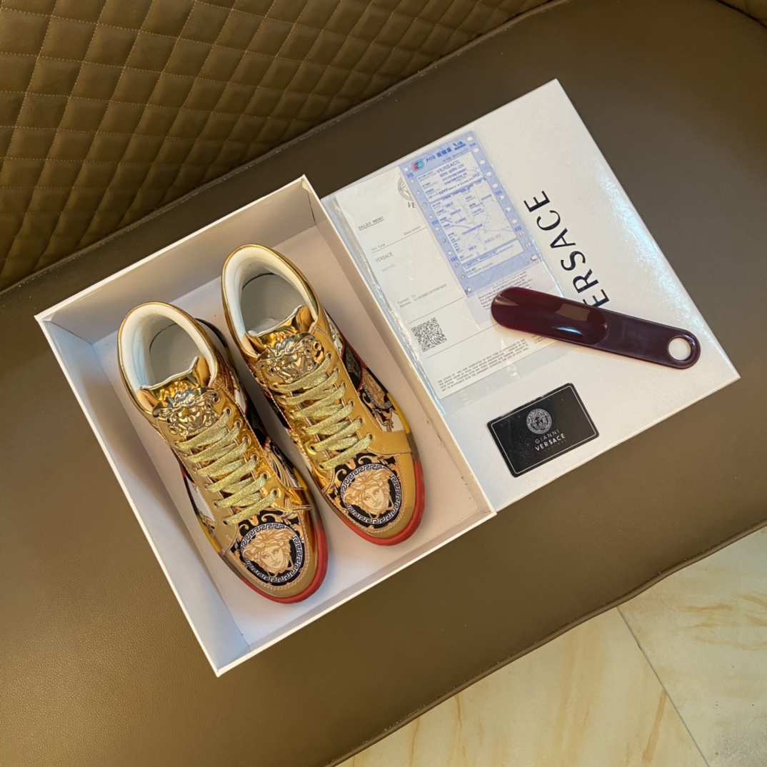 I5   Versace 范思哲 ～独领风骚2022经典休闲潮款,原版瓦莎琪荔3D 鞋面 霸气玫瑰金更是重金打造 材料：进口头层小牛皮顶级材质制作而成 ,欧美大师独特版面设计 完美打造专柜品质,懒人套脚设计 潮人板鞋 耐磨仿滑原版大底 运动跑步风设计 上脚独特的美,青年乐福款 休闲运动板鞋超级舒服. Versace 范思哲 原版鞋面复刻 适合司机驾车外出 绝对的焦点 高端 优雅.男鞋码数38-44 45 金色 选