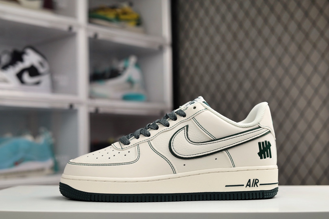 H0 洛杉矶潮牌店限量发售 公司级 Undefeated x Nike Air Force 1 Low 米绿色 空军一号低帮休闲板鞋 定制皮料 原装定制鞋盒 炫彩反光 细节满满 原楦头原纸板 内置全掌气垫