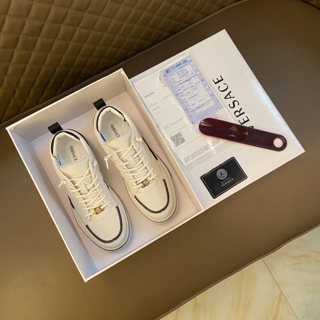 I0   Versace 范思哲 ～独领风骚2022经典休闲潮款,原版瓦莎琪荔3D 鞋面 霸气玫瑰金更是重金打造 材料：进口头层小牛皮顶级材质制作而成 ,欧美大师独特版面设计 完美打造专柜品质,懒人套脚设计 潮人板鞋 耐磨仿滑原版大底 运动跑步风设计 上脚独特的美,青年乐福款 休闲运动板鞋超级舒服. Versace 范思哲 原版鞋面复刻 适合司机驾车外出 绝对的焦点 高端 优雅.男鞋码数38-44 45 金色选