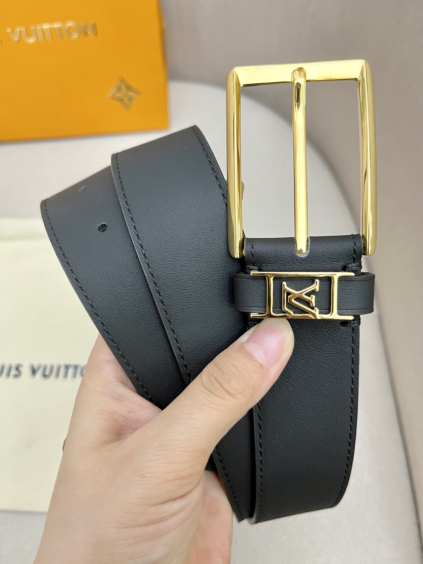 I5  Louis vuitton 路易威登 LV   皮带腰带：单面使用专柜质量、头层牛皮、24k纯钢扣、送人自用首选、保证真皮 包装：请认准图片专柜包装、送打孔器 全套包装 宽度：3.5cm 长度：国标cm-cm 不可以自行裁剪长度