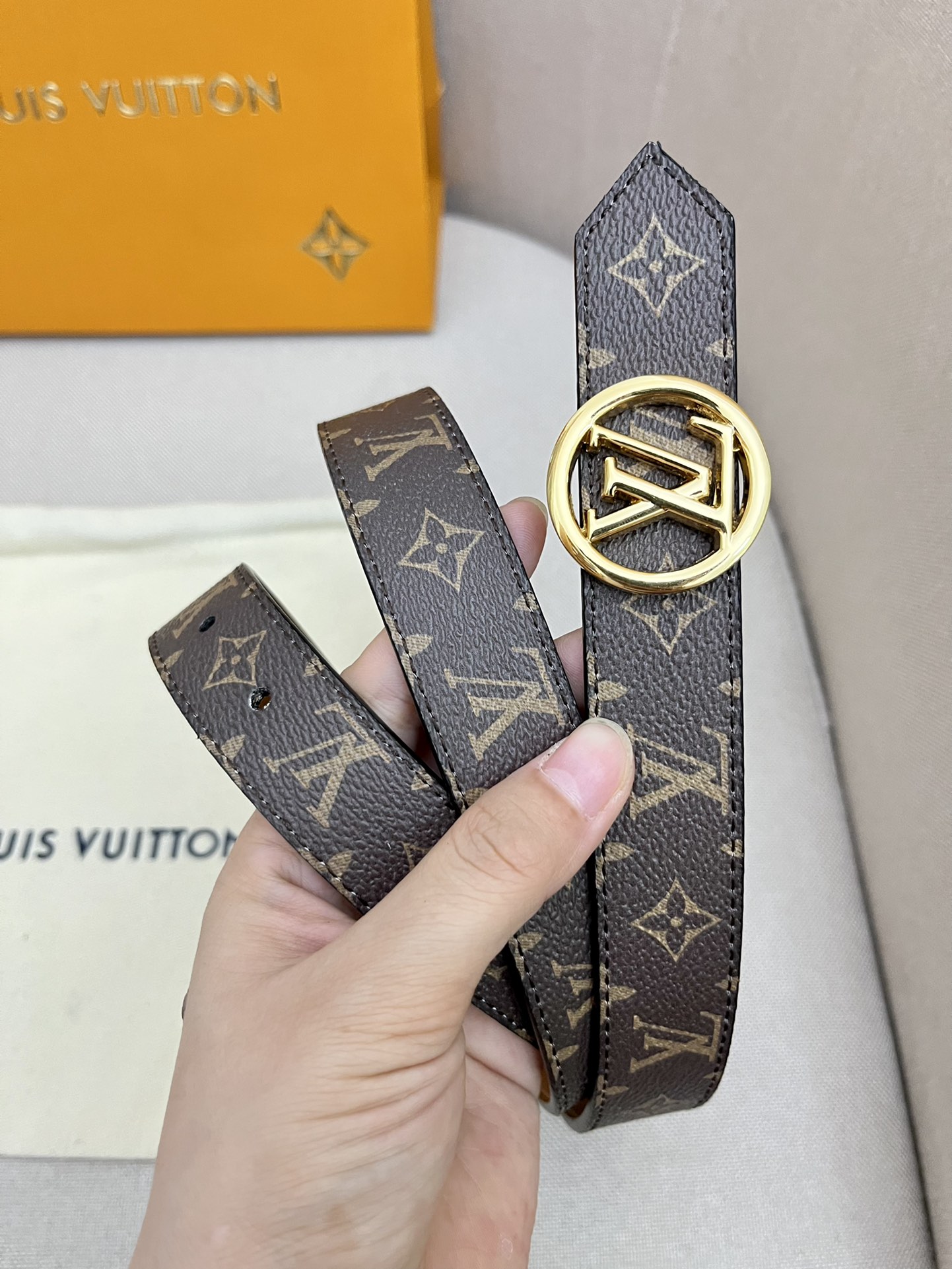I0  Louis vuitton 路易威登 LV   皮带腰带：单面使用专柜质量、头层牛皮、24k纯钢扣、送人自用首选、保证真皮 包装：请认准图片专柜包装、送打孔器 全套包装 宽度：2.5cm 长度：国标cm-cm 不可以自行裁剪长度