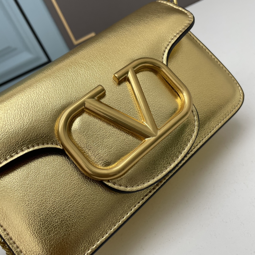 小号VALENTINO华家 女士MINILOCO 小牛皮新品 金属链条和细腻皮革组成别致双提柄，还可拆除