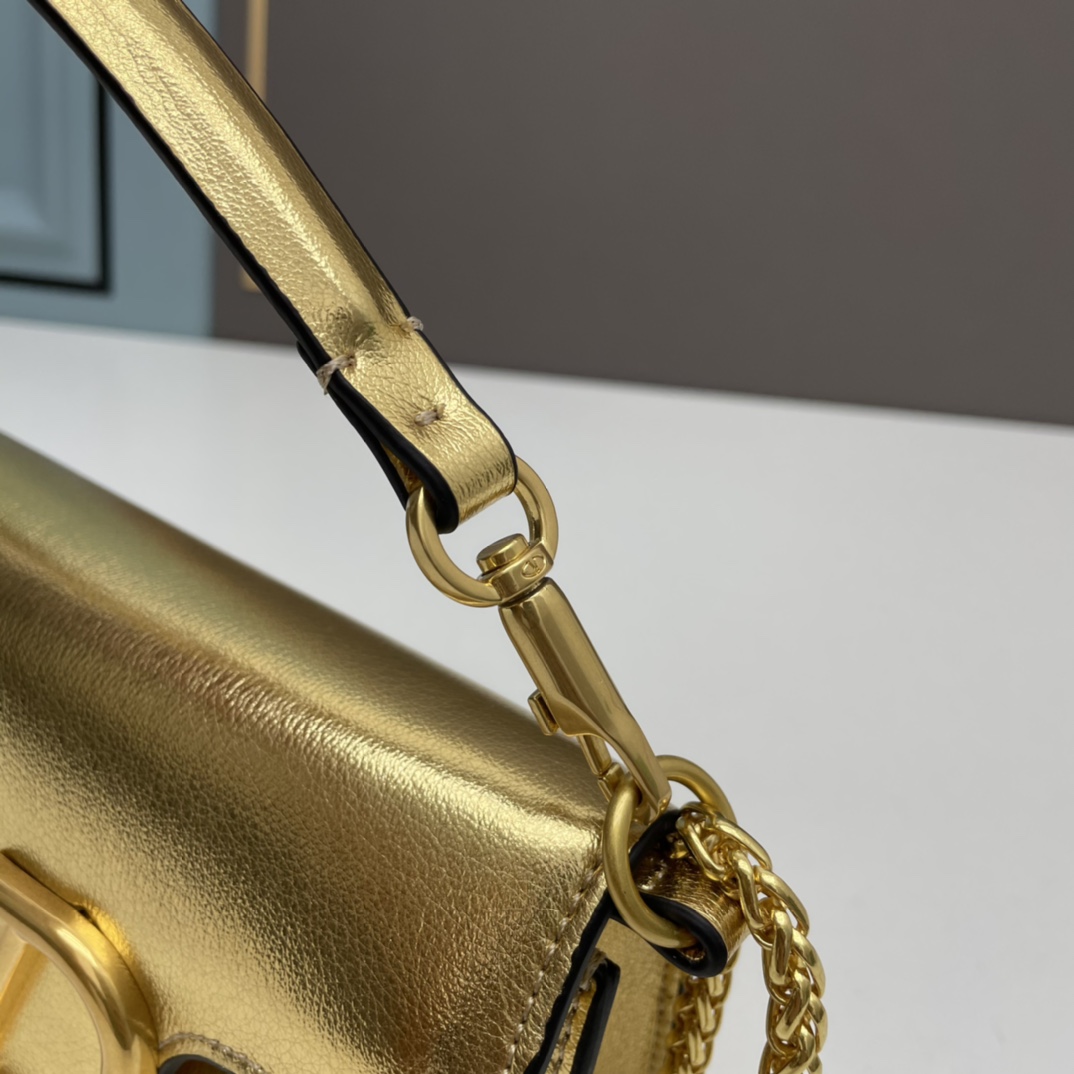 小号VALENTINO华家 女士MINILOCO 小牛皮新品 金属链条和细腻皮革组成别致双提柄，还可拆除
