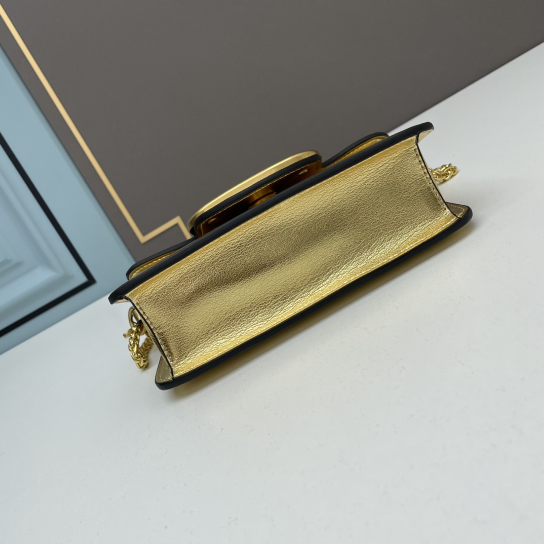 小号VALENTINO华家 女士MINILOCO 小牛皮新品 金属链条和细腻皮革组成别致双提柄，还可拆除