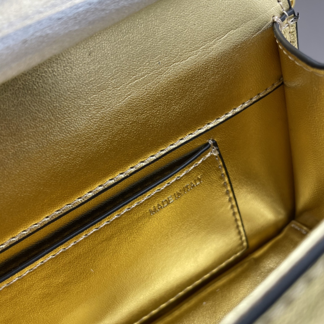 小号VALENTINO华家 女士MINILOCO 小牛皮新品 金属链条和细腻皮革组成别致双提柄，还可拆除