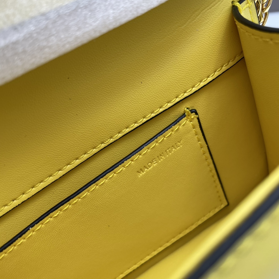 小号华家 女士MINILOCO 小牛皮新品 金属链条和细腻皮革组成别致双提柄，还可拆除变身手拿包，多重搭