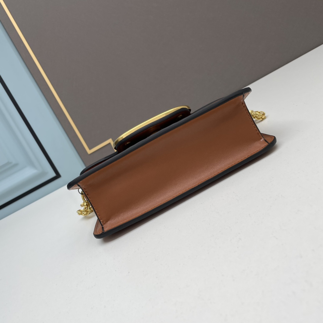 小号华家 女士MINILOCO 小牛皮新品 金属链条和细腻皮革组成别致双提柄，还可拆除变身手拿包，多重搭