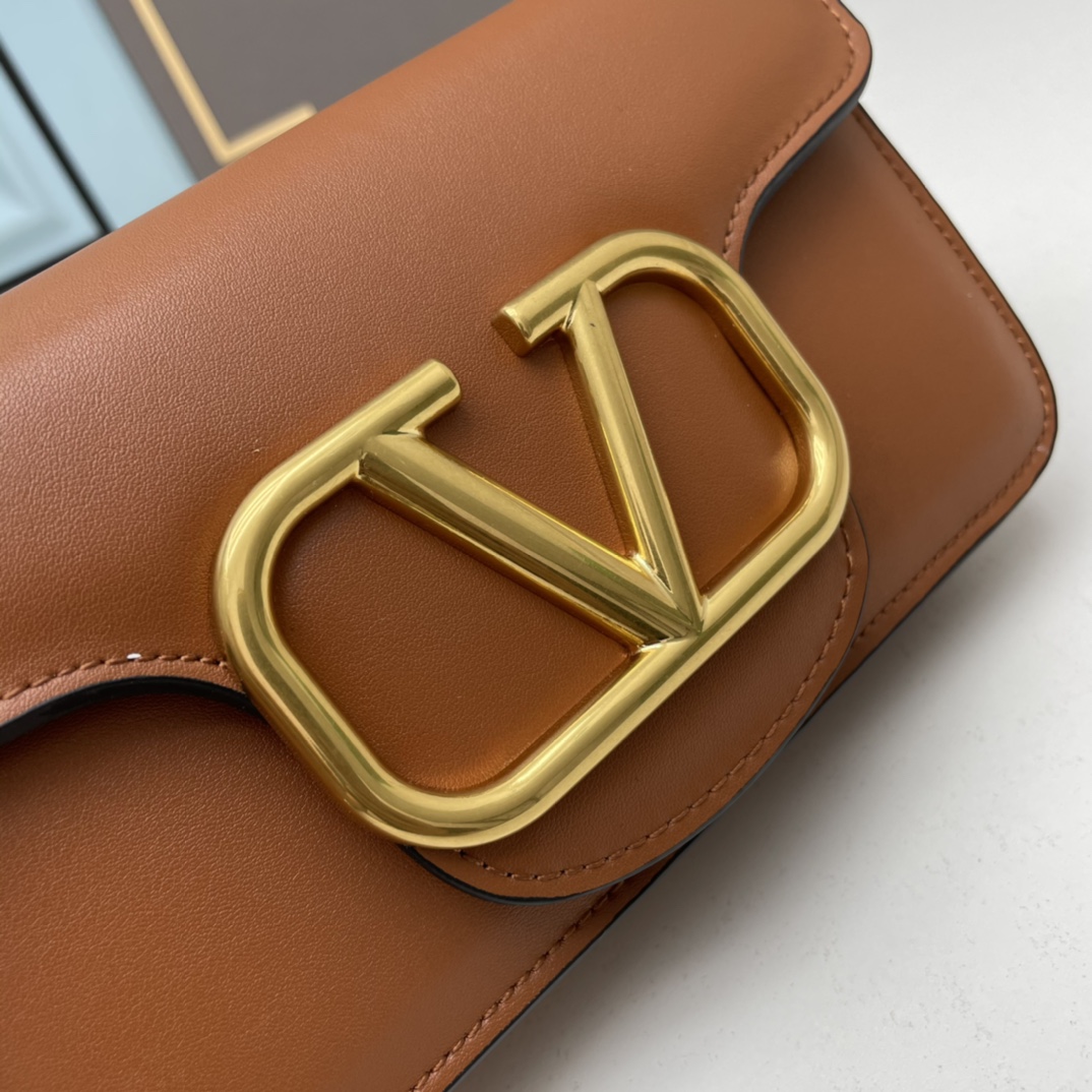 小号华家 女士MINILOCO 小牛皮新品 金属链条和细腻皮革组成别致双提柄，还可拆除变身手拿包，多重搭