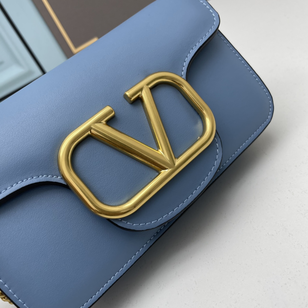 小号华家 女士MINILOCO 小牛皮新品 金属链条和细腻皮革组成别致双提柄，还可拆除变身手拿包，多重搭