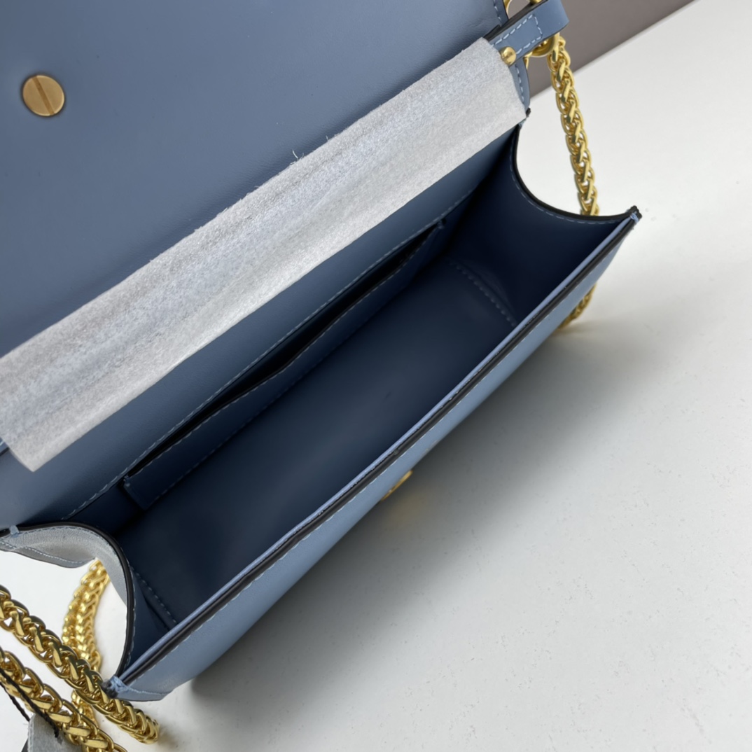 小号华家 女士MINILOCO 小牛皮新品 金属链条和细腻皮革组成别致双提柄，还可拆除变身手拿包，多重搭