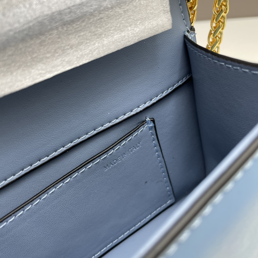 小号华家 女士MINILOCO 小牛皮新品 金属链条和细腻皮革组成别致双提柄，还可拆除变身手拿包，多重搭