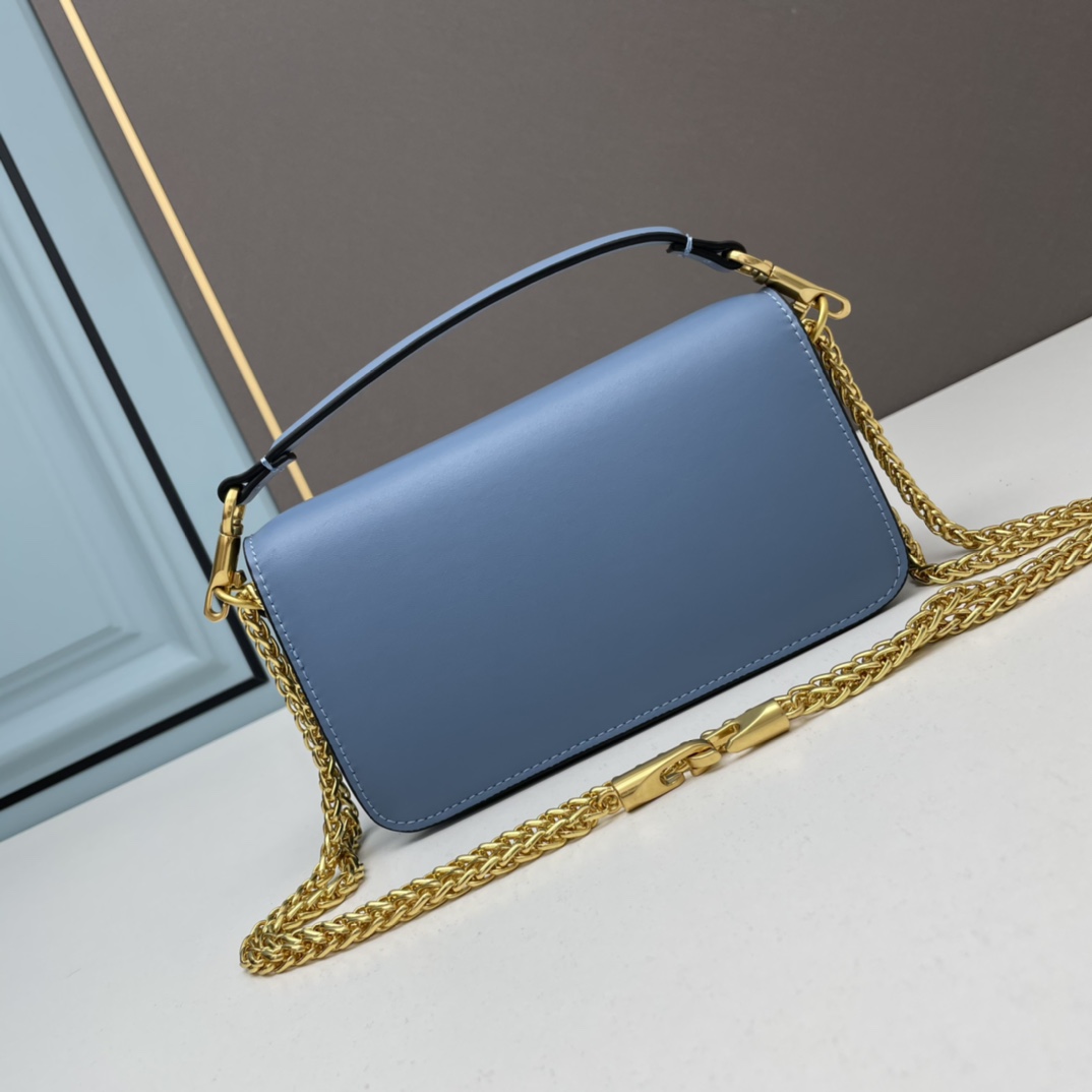 小号华家 女士MINILOCO 小牛皮新品 金属链条和细腻皮革组成别致双提柄，还可拆除变身手拿包，多重搭